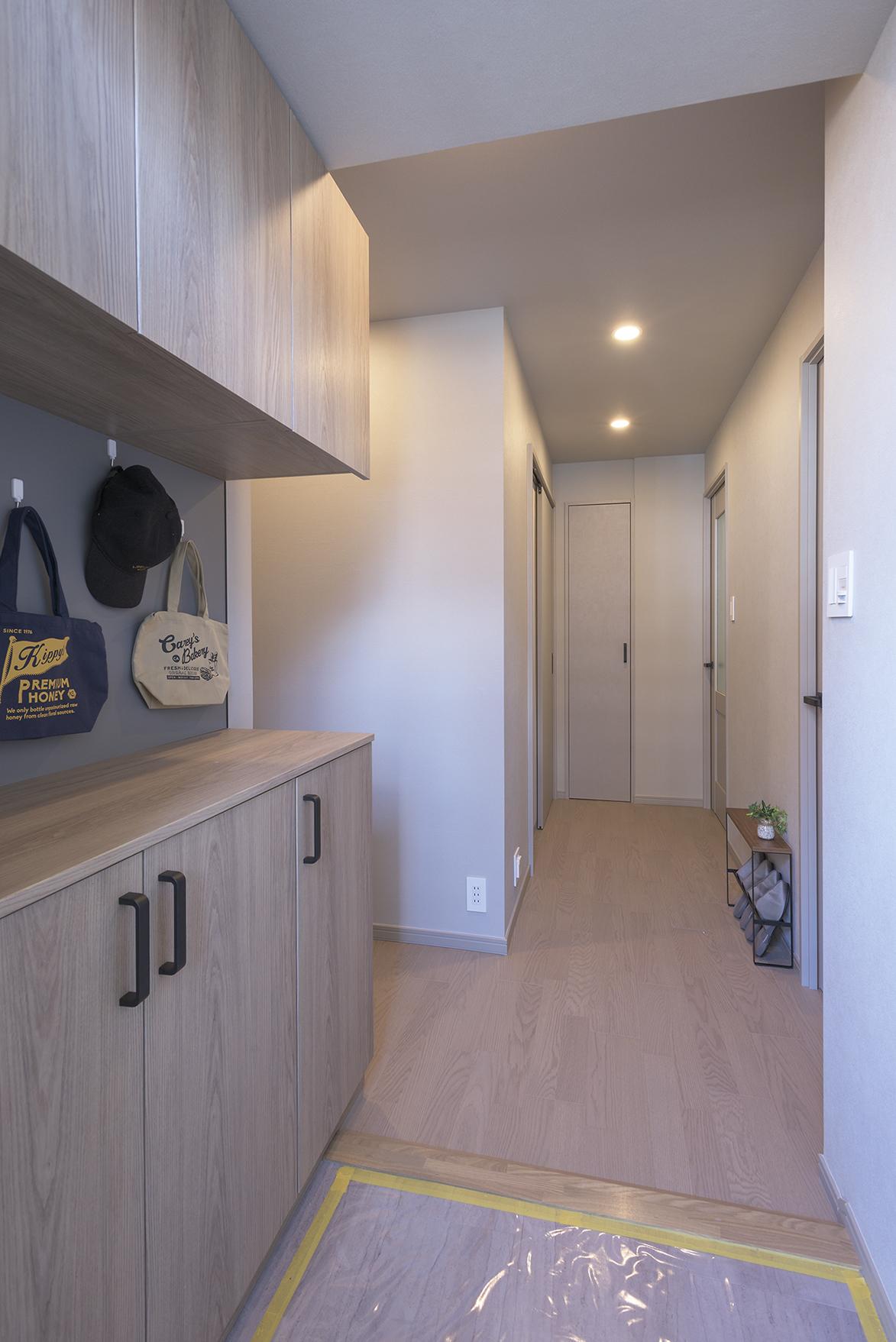 「インテリアを活かすナチュラルリノベーション」の玄関・土間