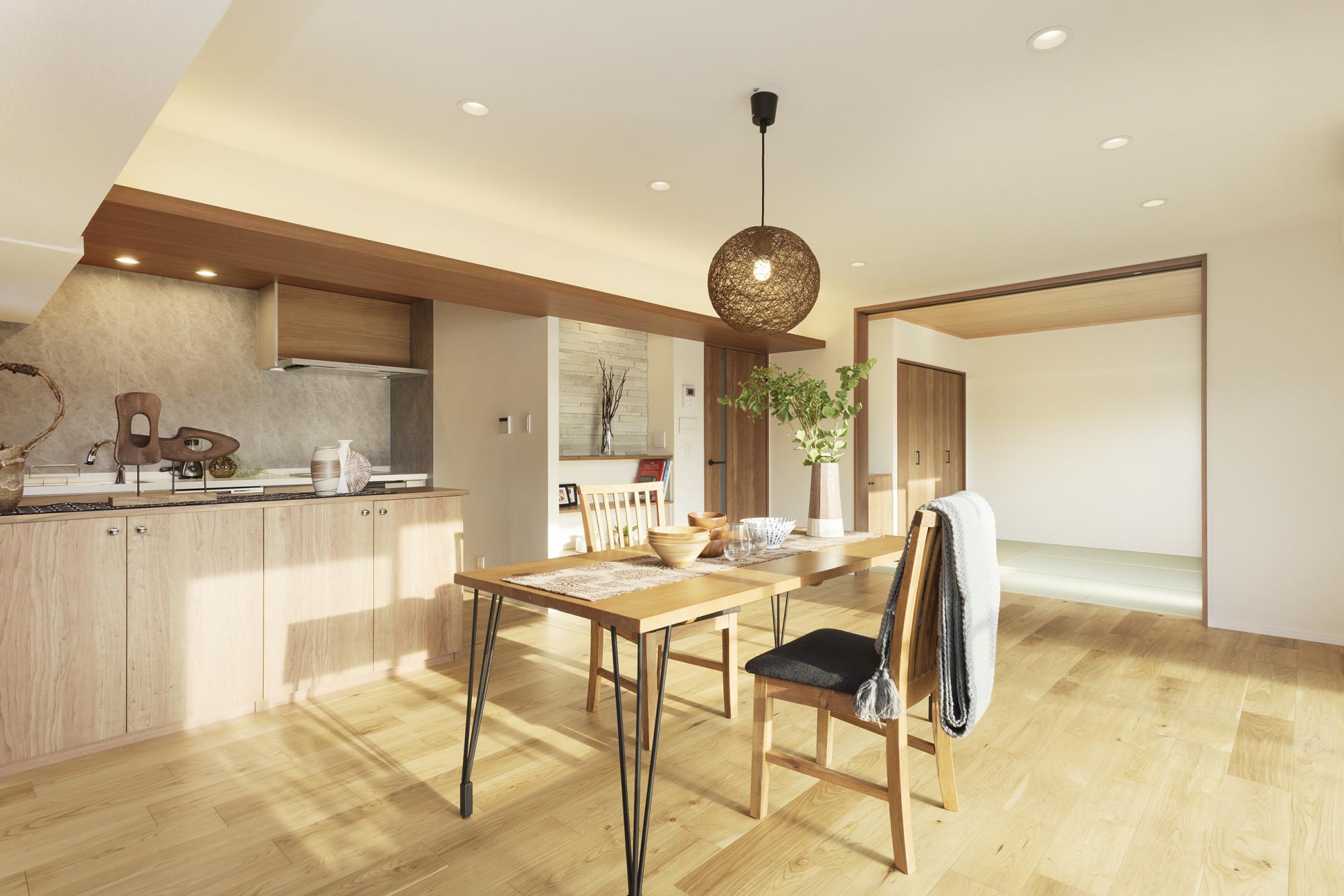 大きな窓があり日当たり良好なリビング・ダイニング。隣接する和室までたっぷりと日の光が届きます。