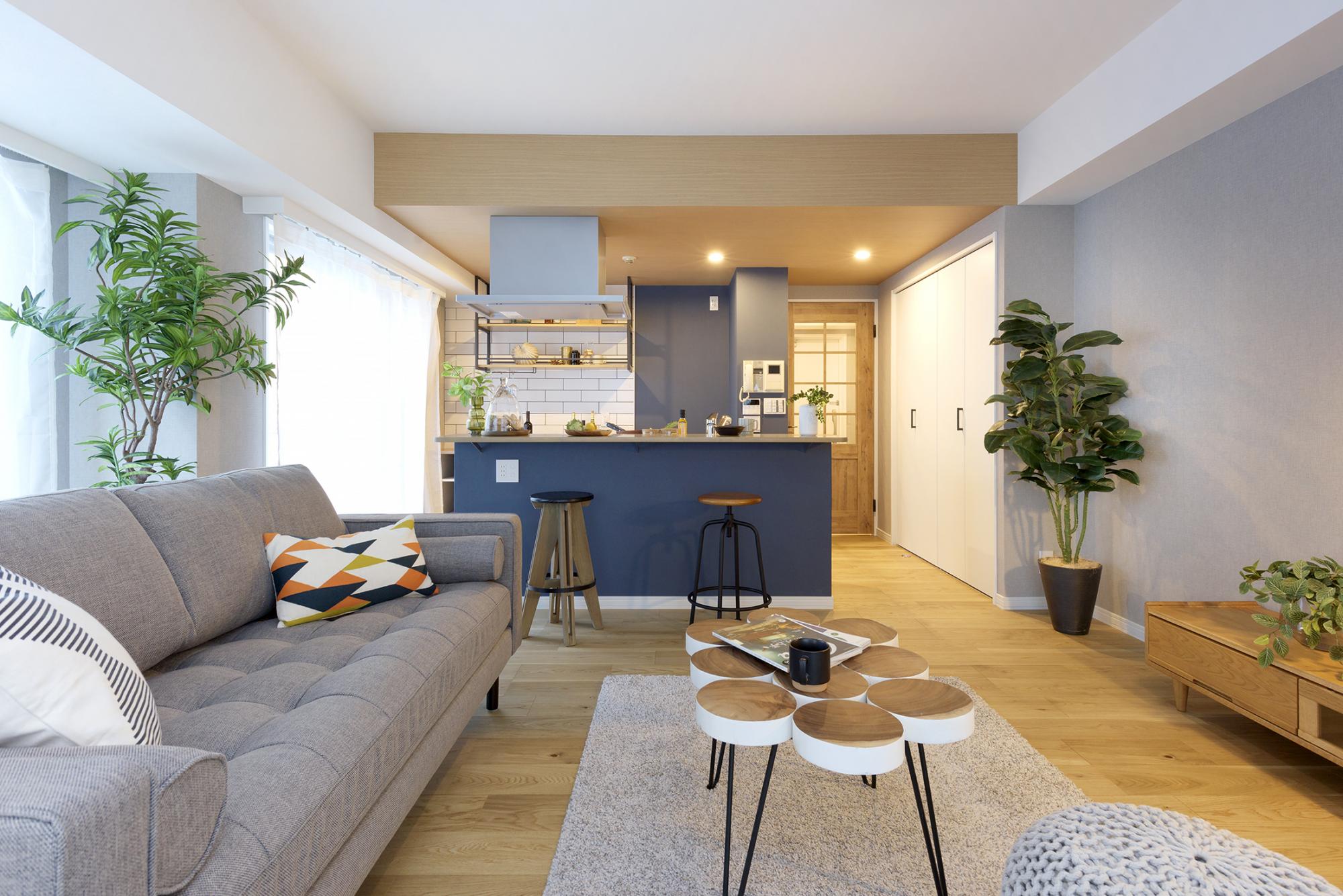 インディゴブルーのキッチン×木目でカントリーテイストのカフェのような仕上がりに