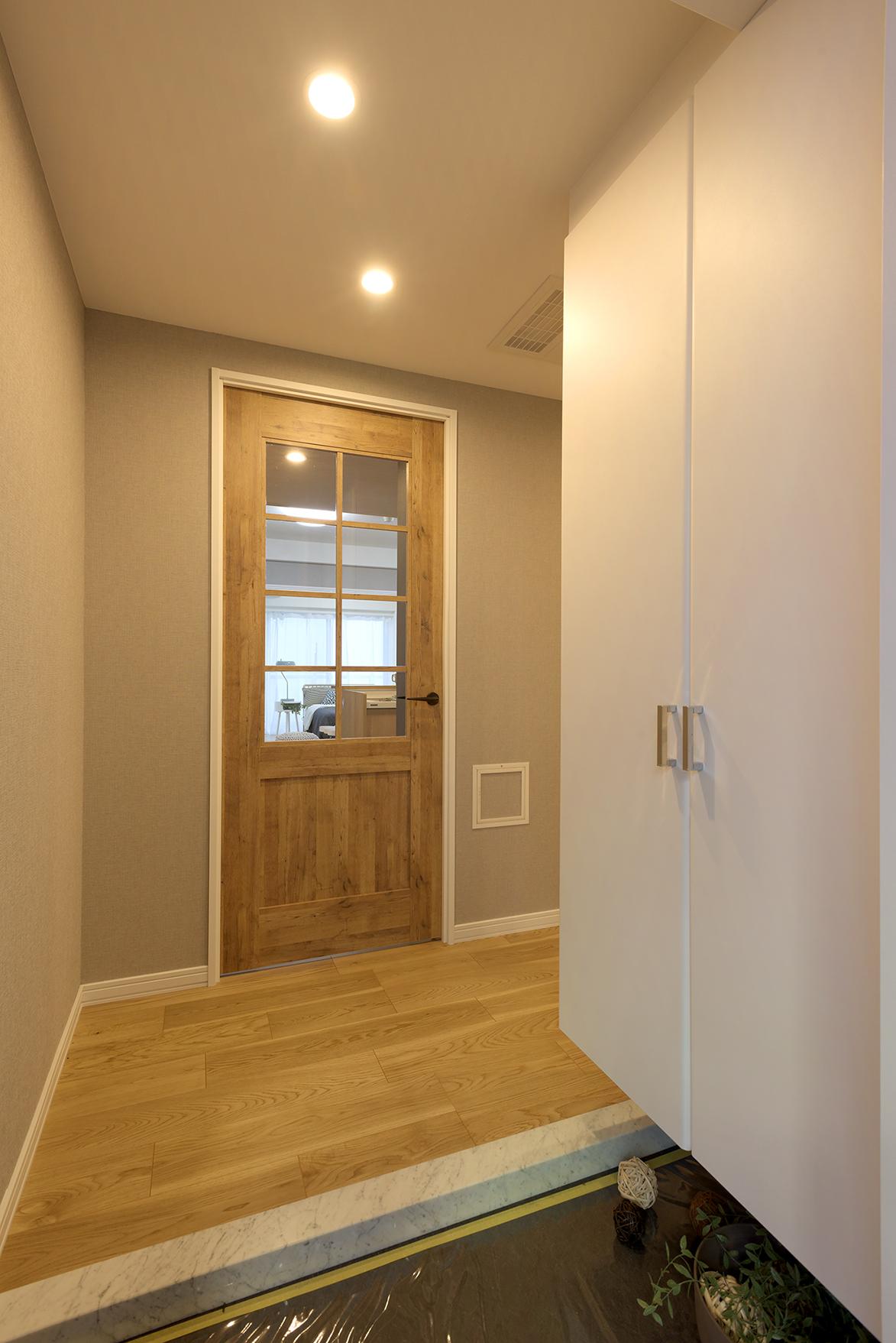 「家族が集う インディゴブルーのカフェキッチン」の玄関・土間