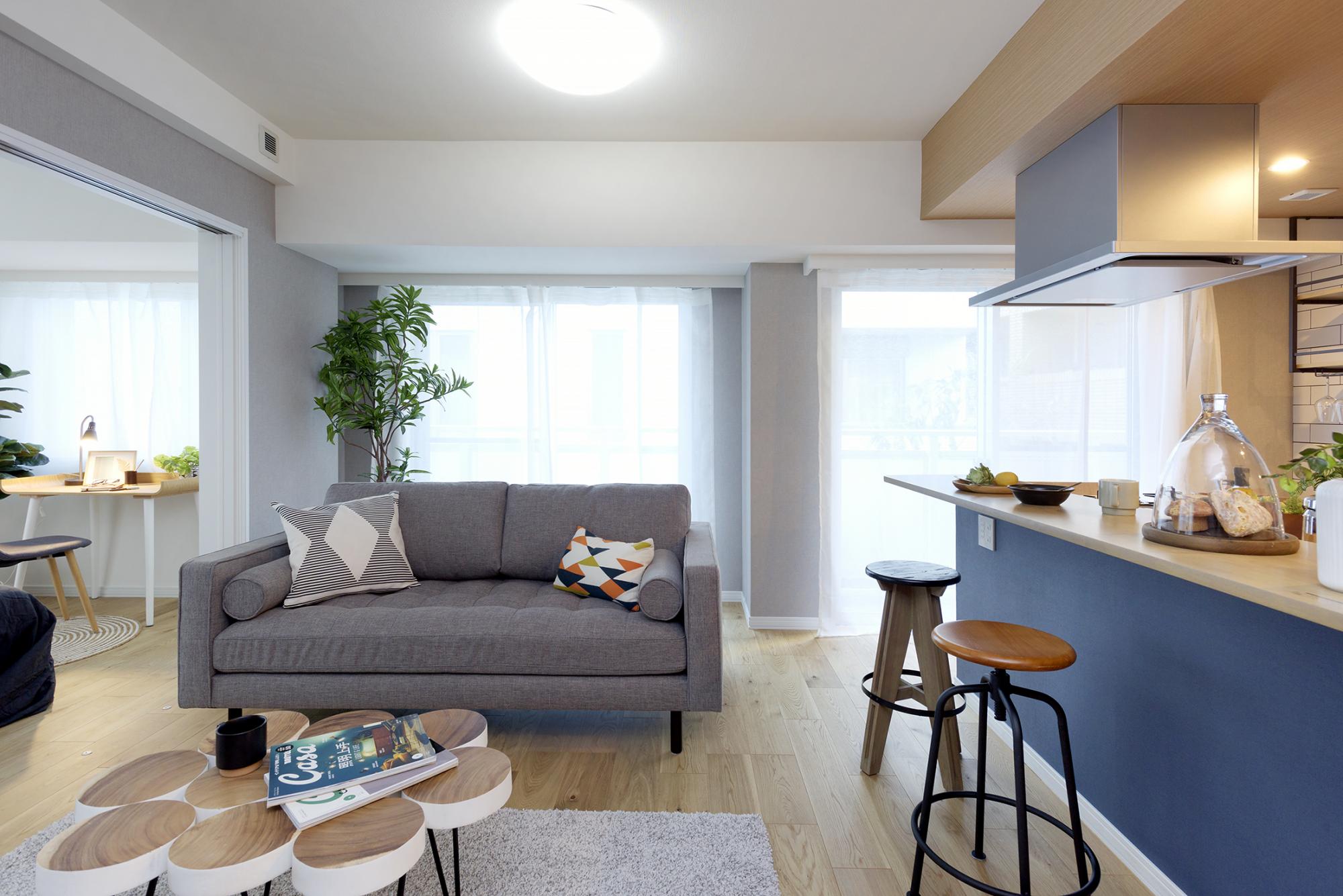 「家族が集う インディゴブルーのカフェキッチン」のリビングダイニング