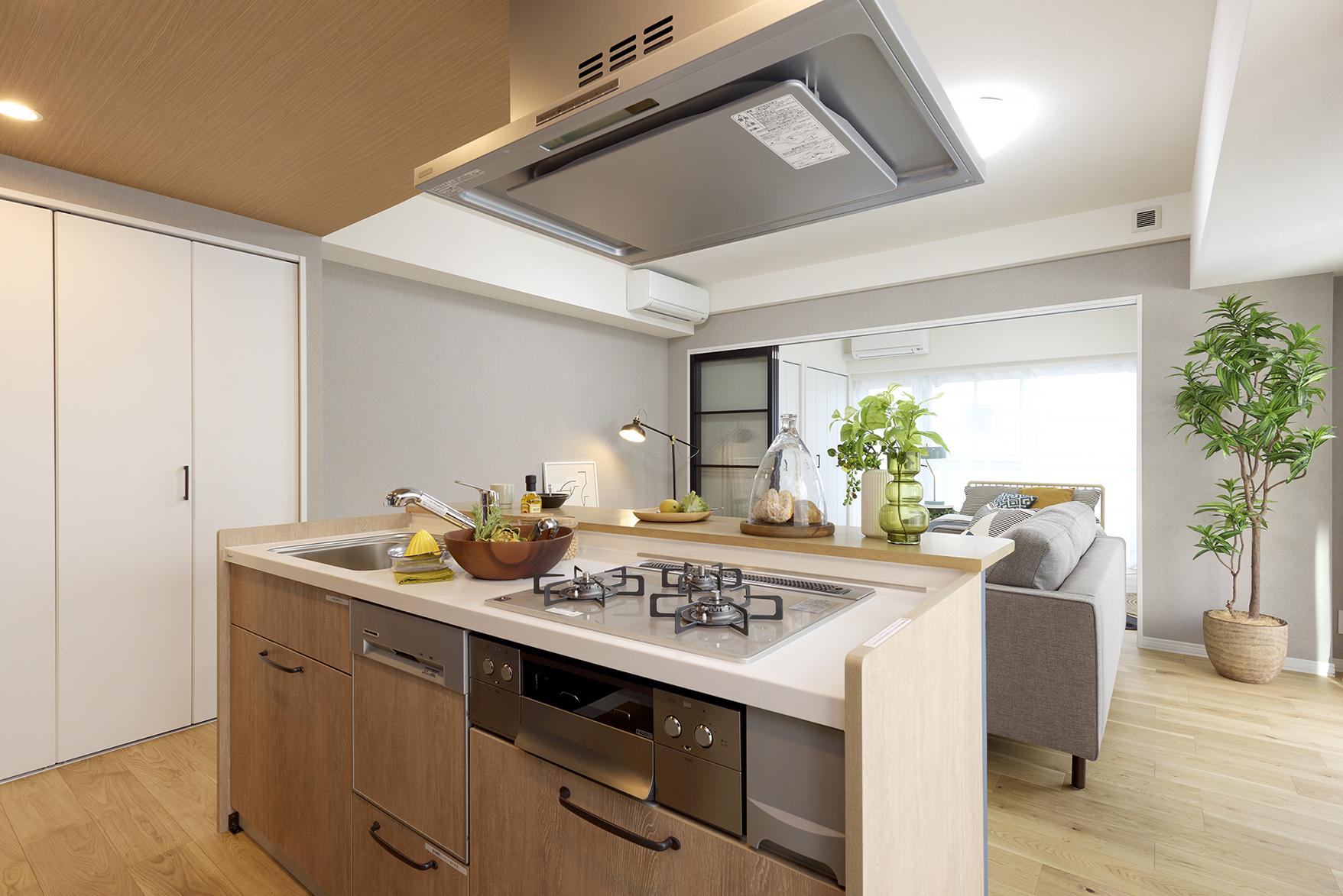 「家族が集う インディゴブルーのカフェキッチン」のキッチン