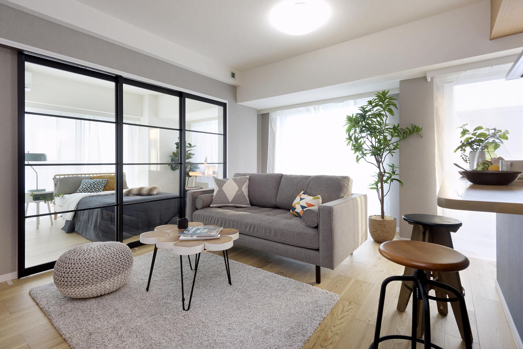 「家族が集う インディゴブルーのカフェキッチン」のリビングダイニング