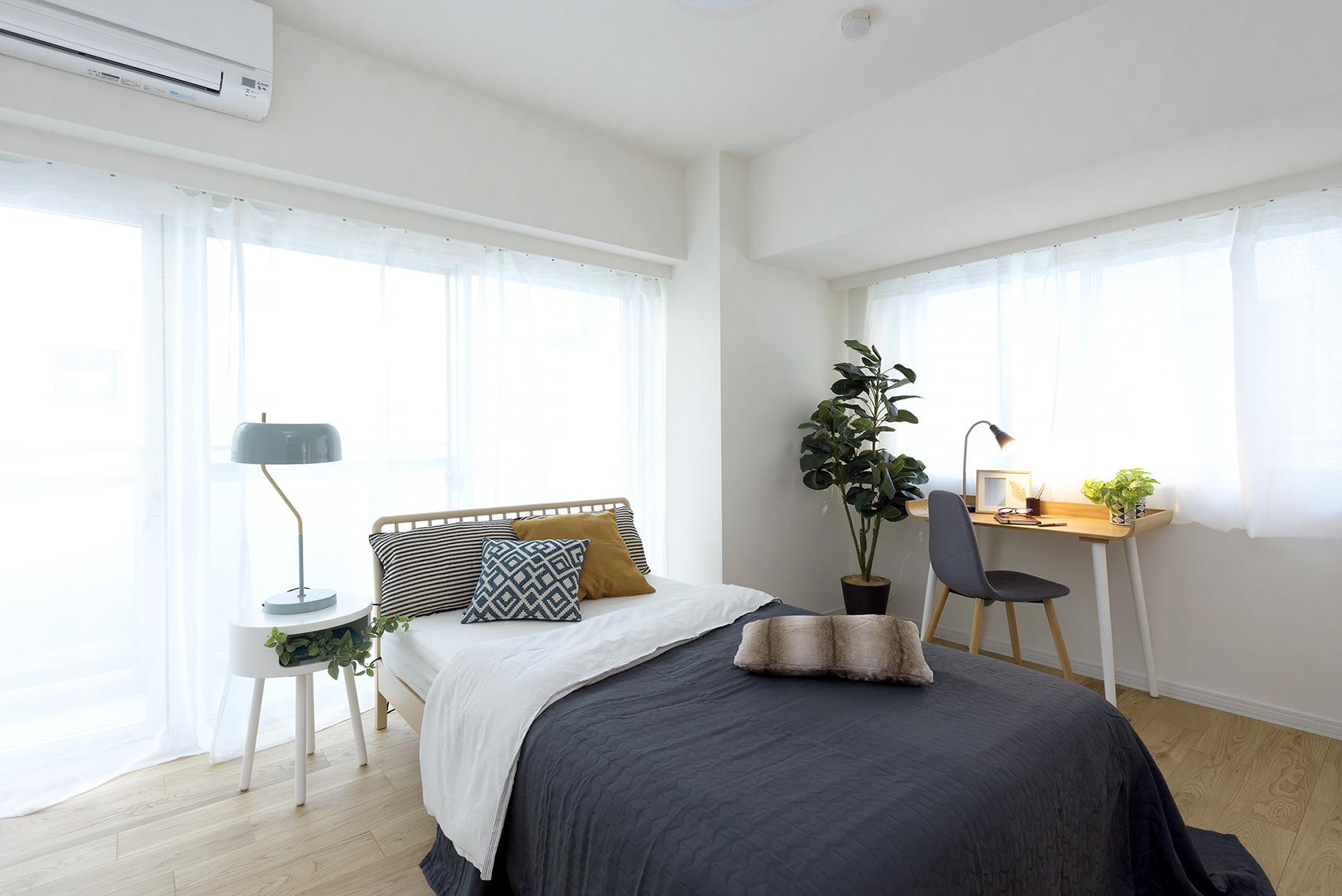 「家族が集う インディゴブルーのカフェキッチン」の寝室