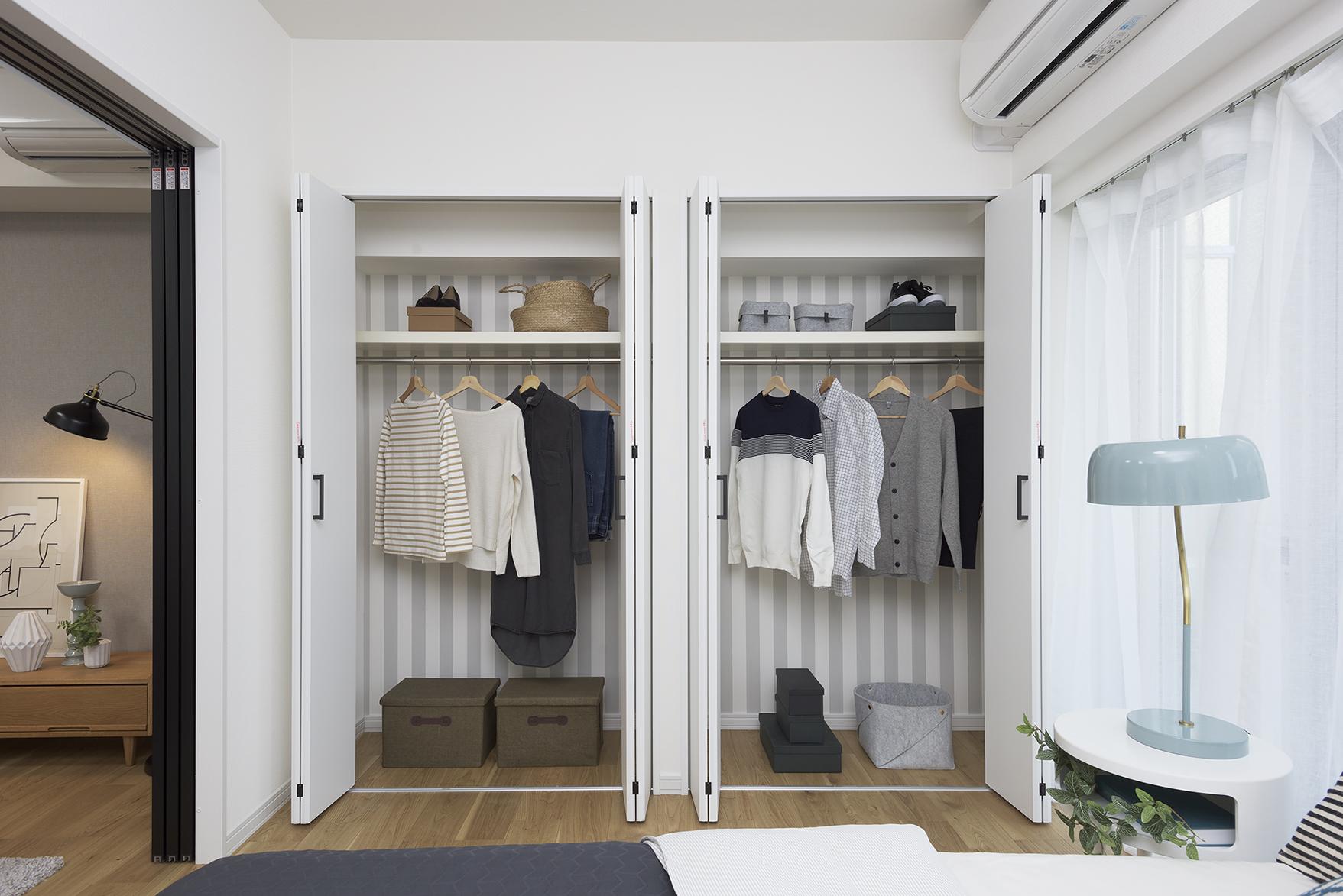 「家族が集う インディゴブルーのカフェキッチン」の収納・クローゼット