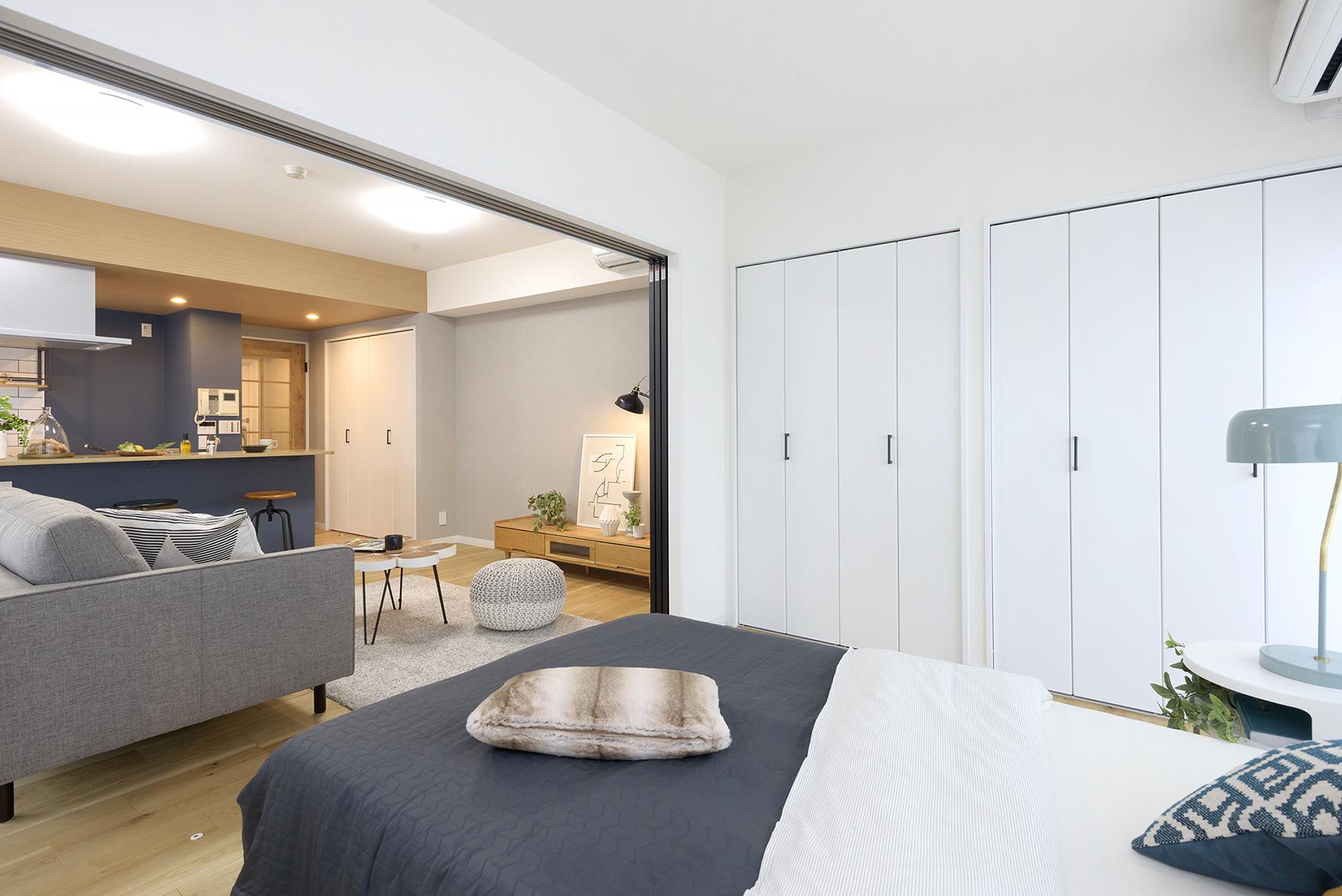 「家族が集う インディゴブルーのカフェキッチン」の寝室