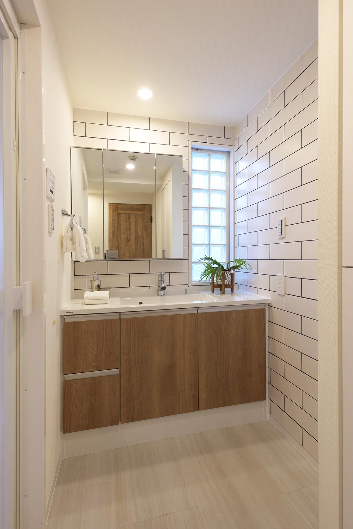 「家族が集う インディゴブルーのカフェキッチン」のお風呂・洗面所・トイレ