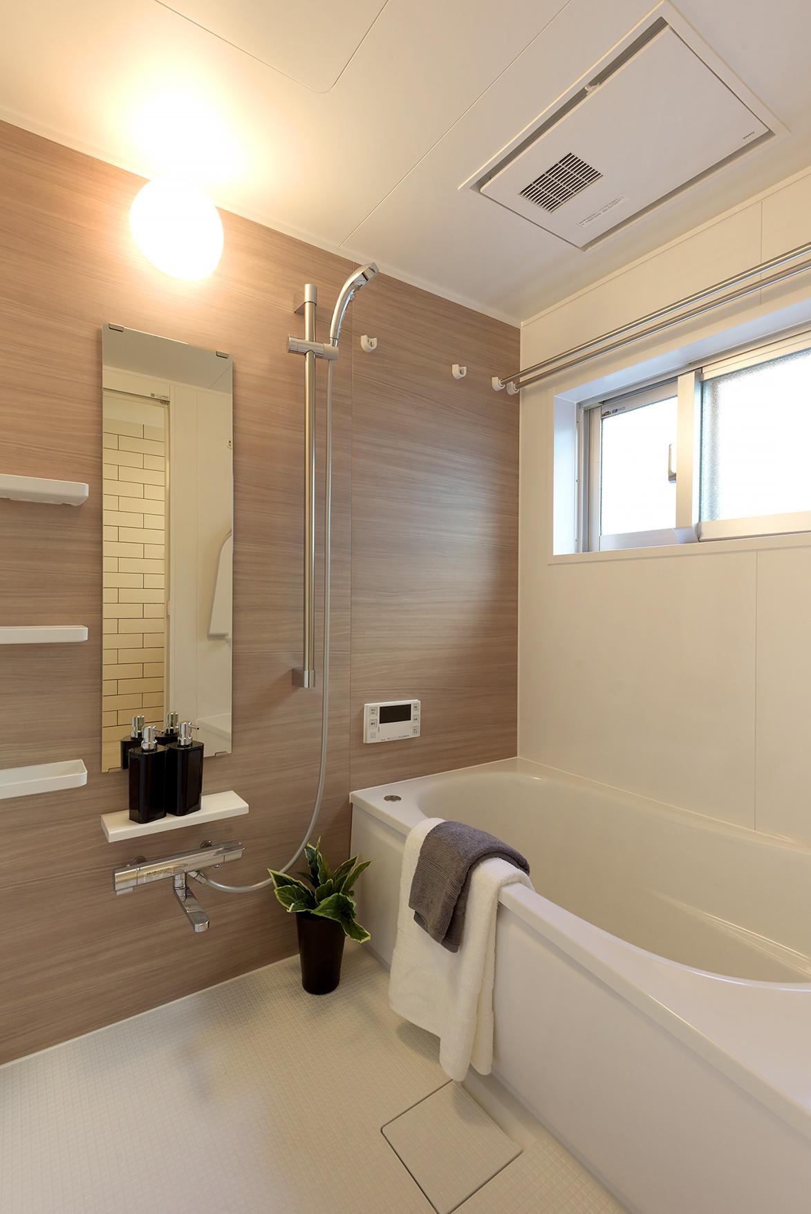 「家族が集う インディゴブルーのカフェキッチン」のお風呂・洗面所・トイレ