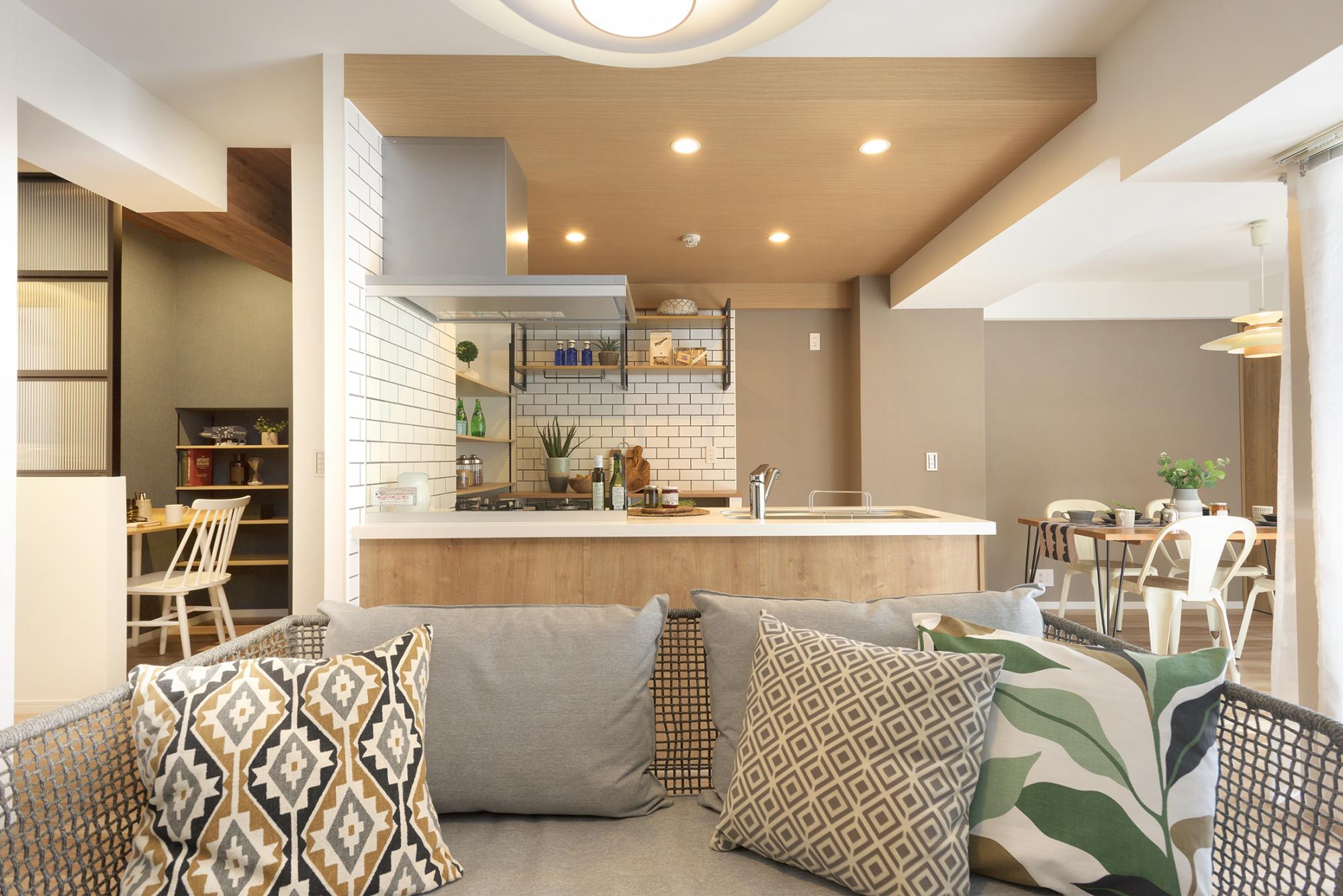 ホワイトのサブウェイタイル×吊り収納のアイアンブラックのコントラストが映える、こだわりのLDK