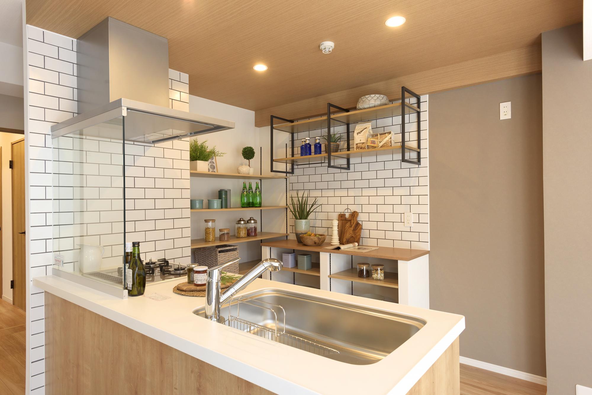 「こだわりのカラーコントラストが映える カフェ風リノベ」のキッチン