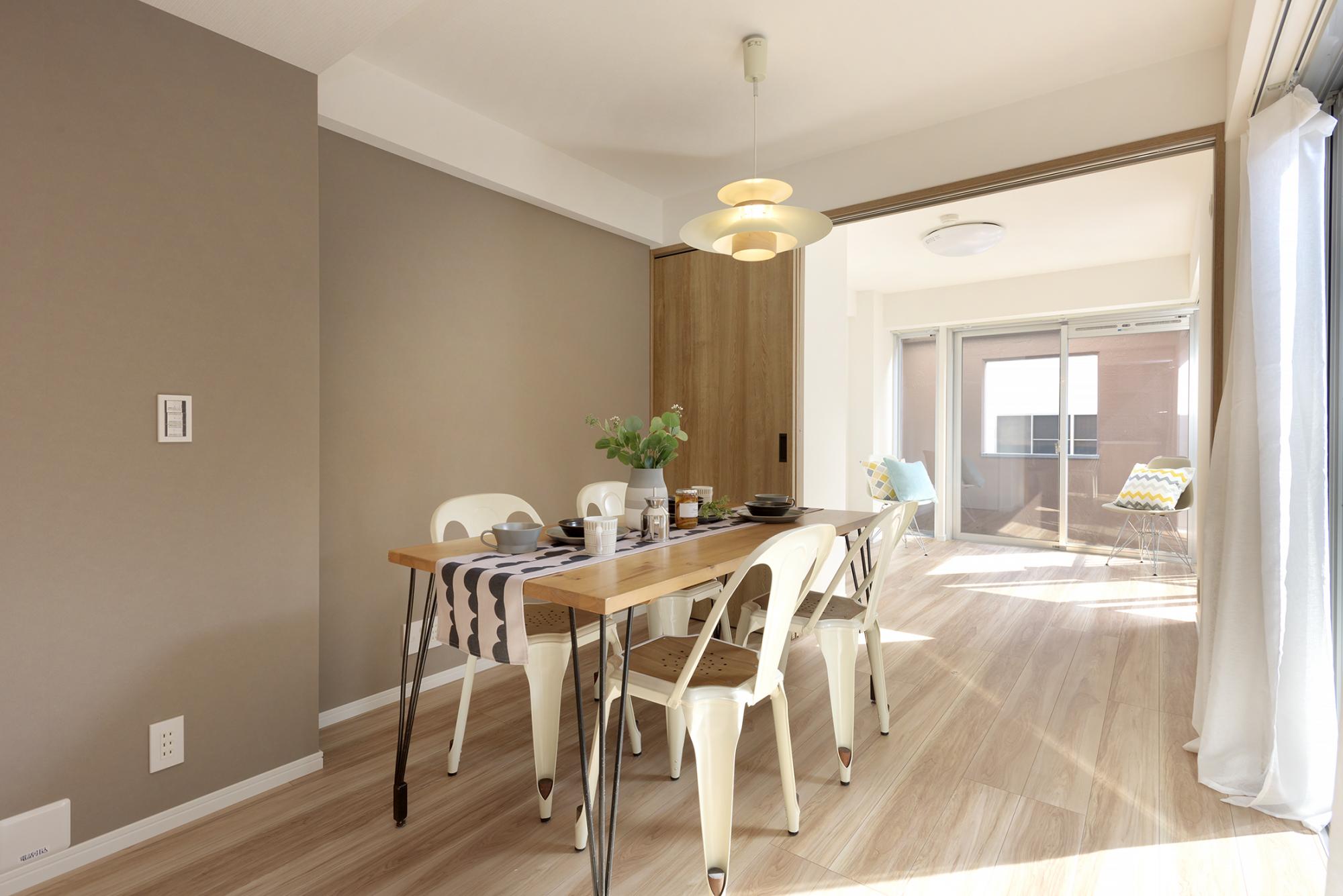 「こだわりのカラーコントラストが映える カフェ風リノベ」のリビングダイニング