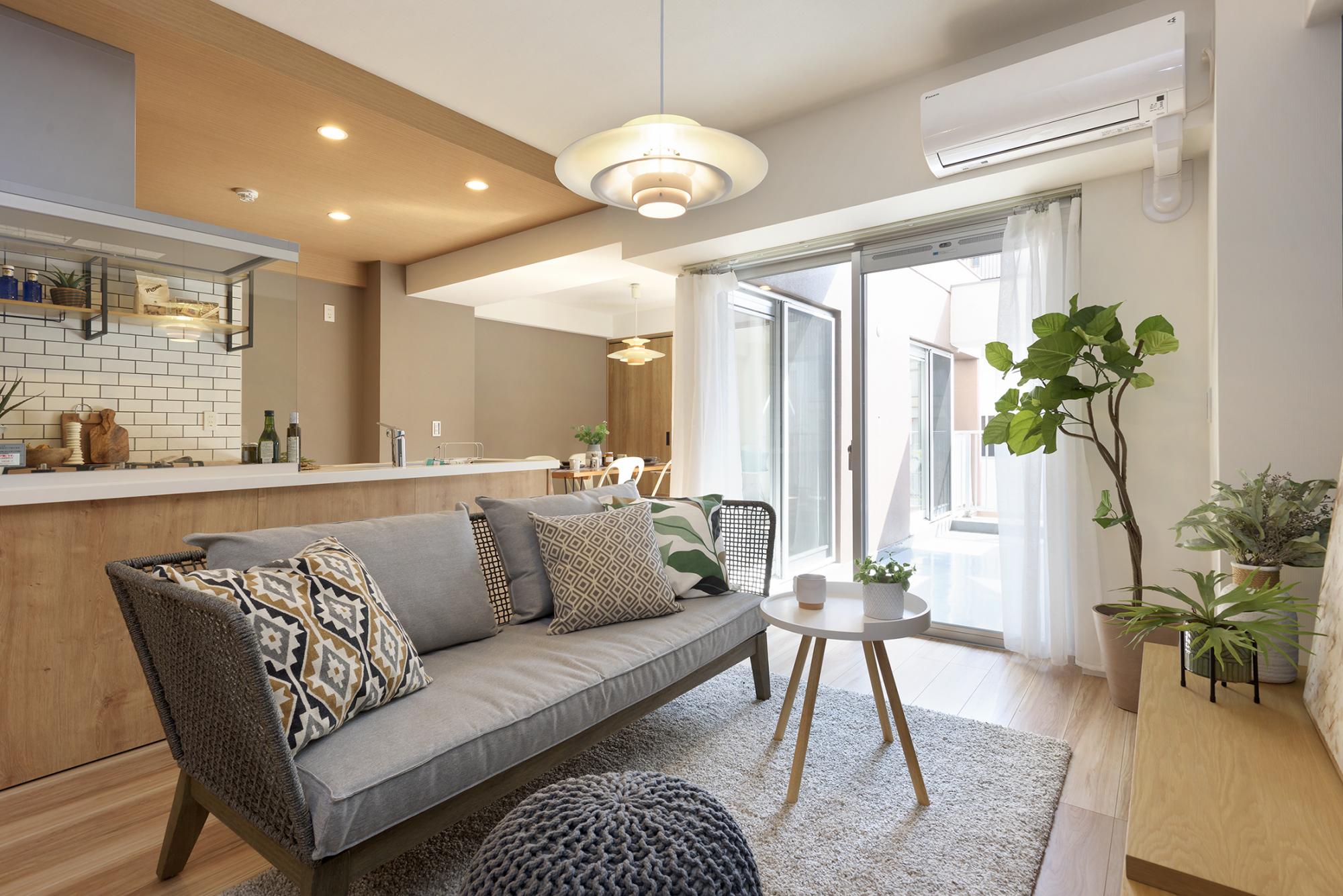 「こだわりのカラーコントラストが映える カフェ風リノベ」のリビングダイニング