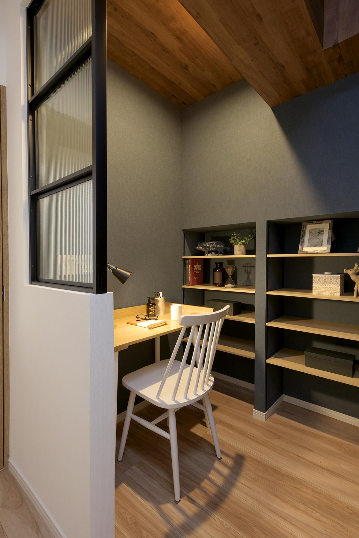 「こだわりのカラーコントラストが映える カフェ風リノベ」の書斎