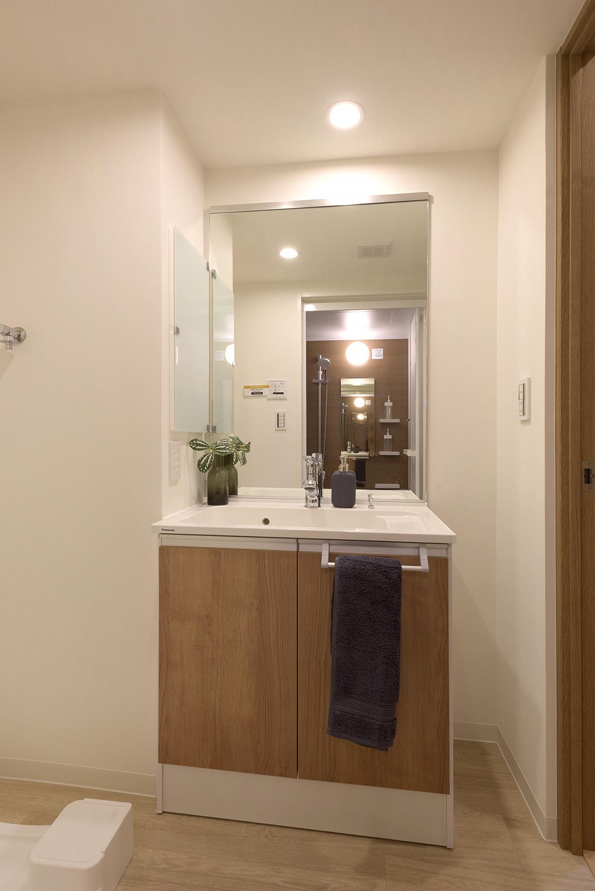 「こだわりのカラーコントラストが映える カフェ風リノベ」のお風呂・洗面所・トイレ