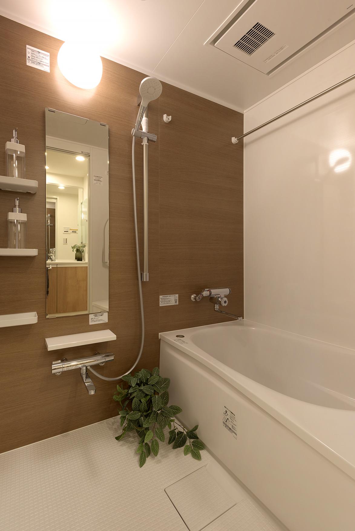 「こだわりのカラーコントラストが映える カフェ風リノベ」のお風呂・洗面所・トイレ