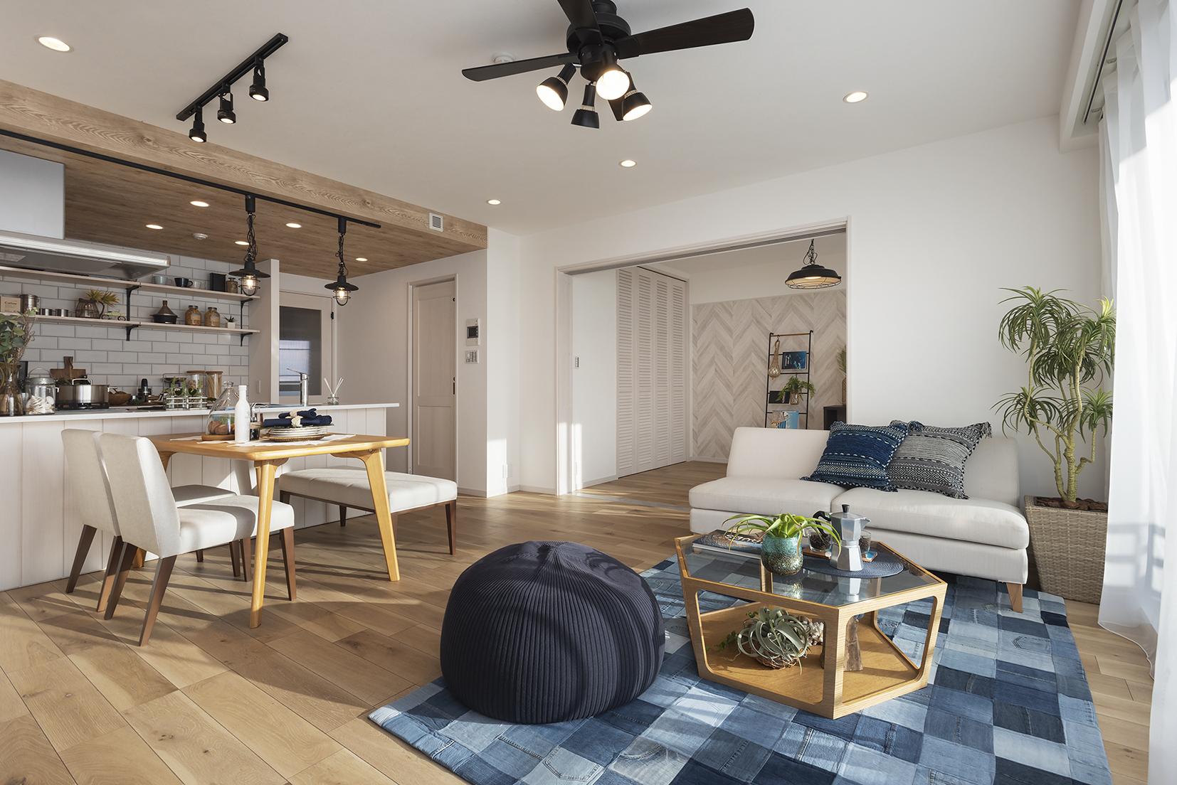 内装やインテリアで西洋海岸風を意識したリビング・ダイニング