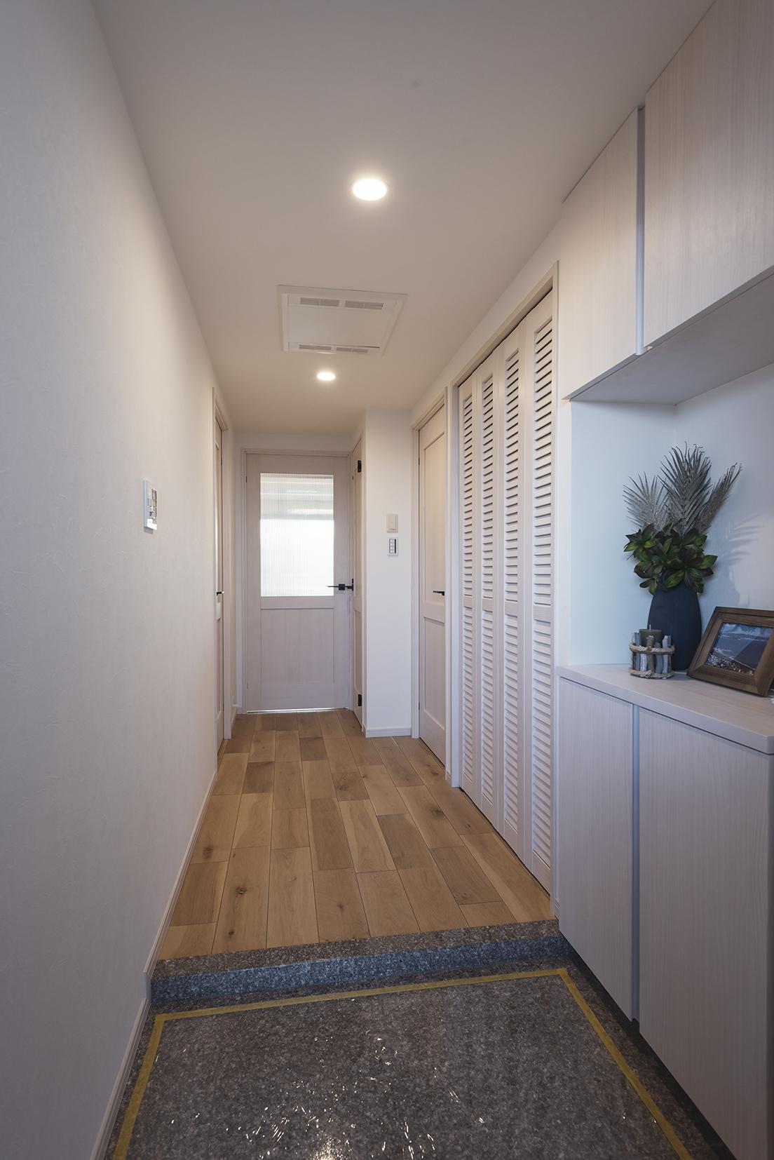 「無垢の木で魅せる西洋海岸風リノベーション」の玄関・土間