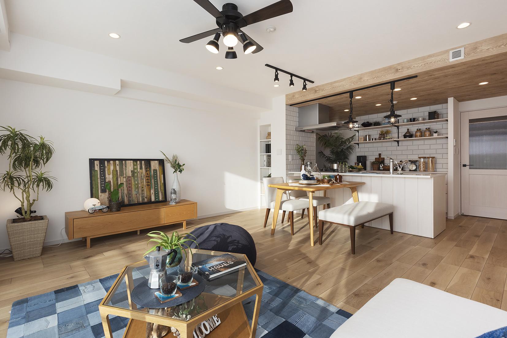 「無垢の木で魅せる西洋海岸風リノベーション」のリビングダイニング