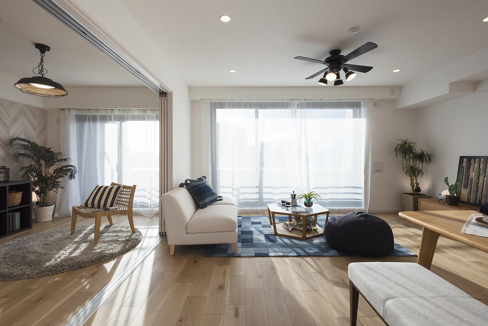 「無垢の木で魅せる西洋海岸風リノベーション」のリビングダイニング