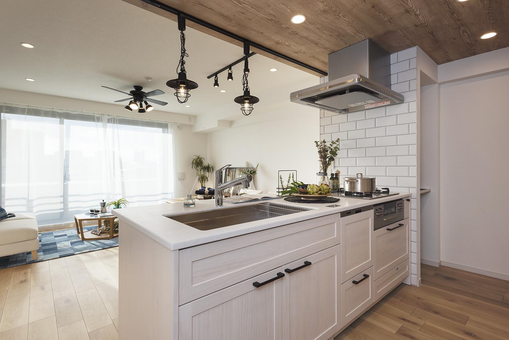 「無垢の木で魅せる西洋海岸風リノベーション」のキッチン