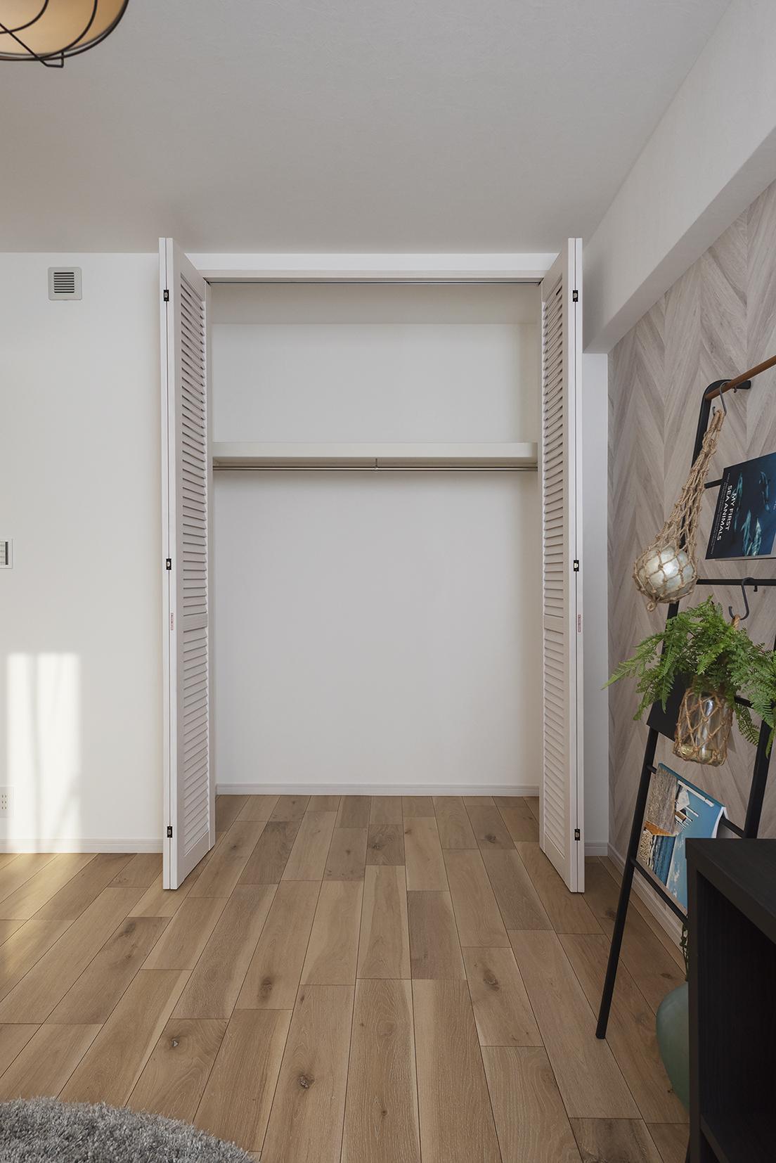 「無垢の木で魅せる西洋海岸風リノベーション」の収納・クローゼット