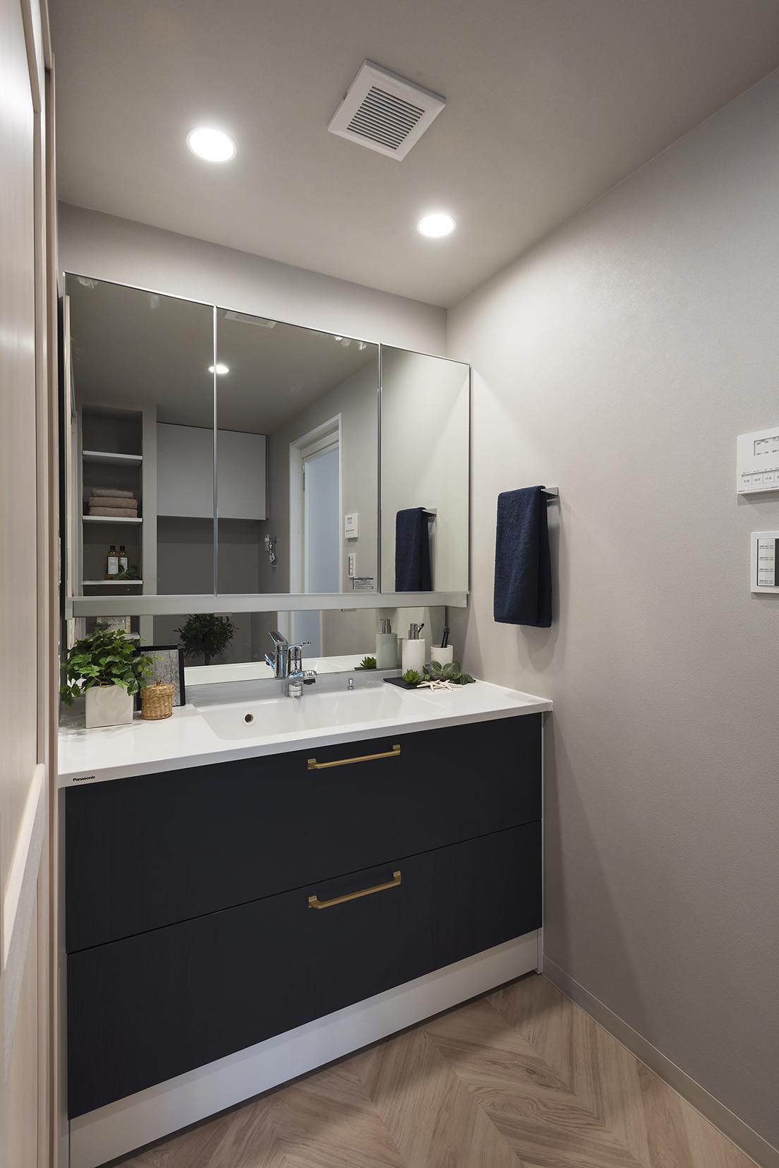 「無垢の木で魅せる西洋海岸風リノベーション」のお風呂・洗面所・トイレ