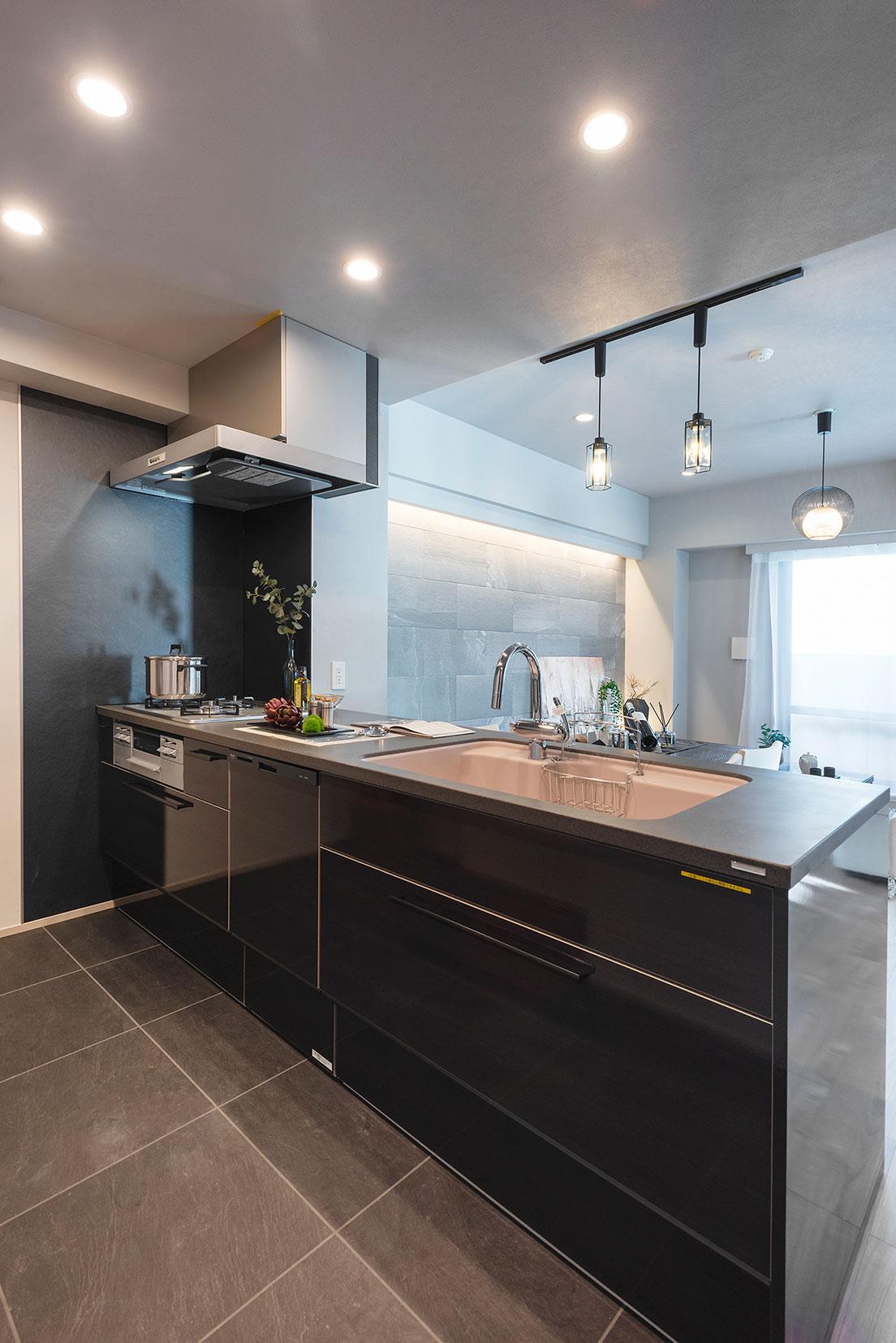 「タタミスペースのある和モダンな暮らし」のキッチン