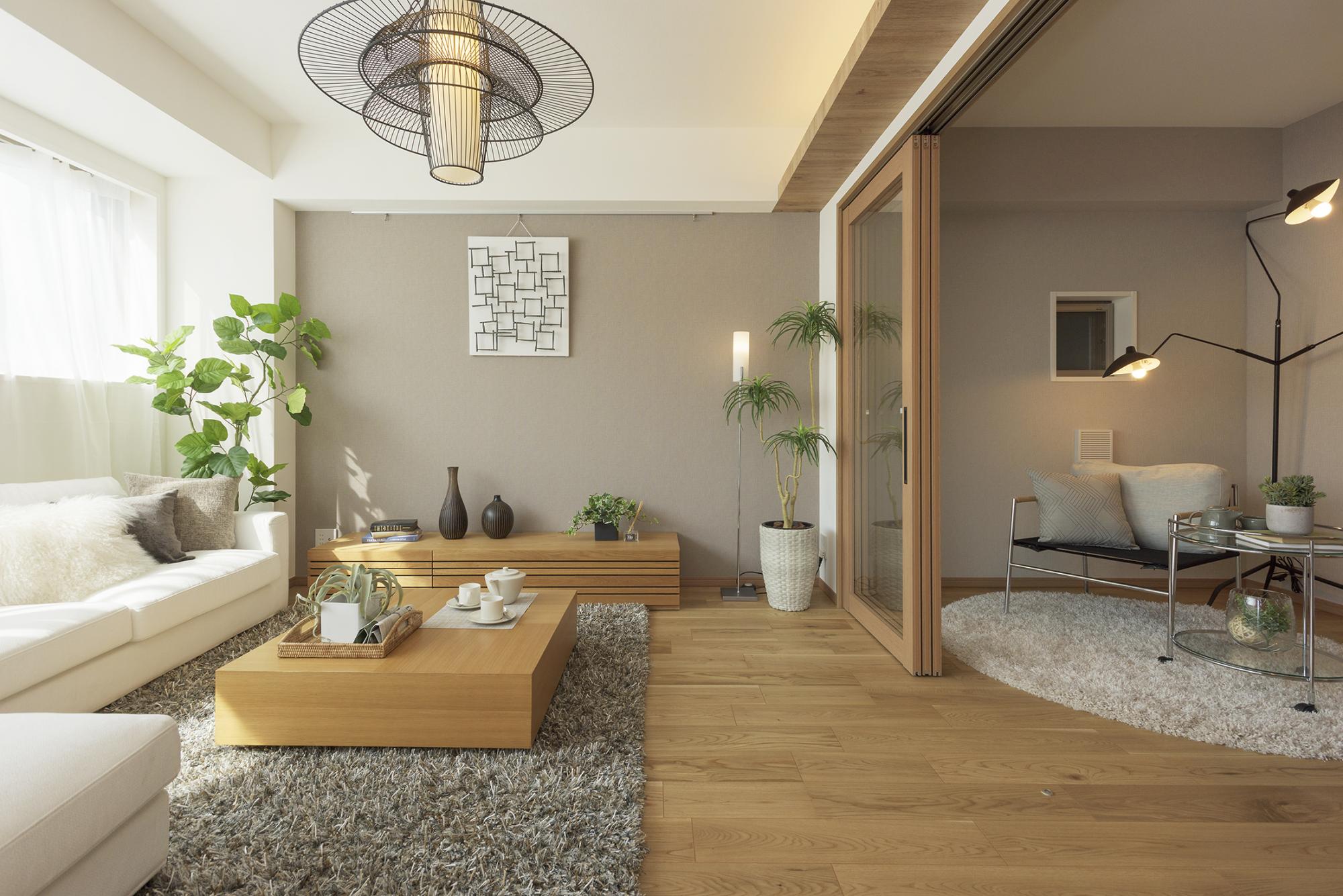 オーク材のフローリング×暖色カラーのアクセントクロスであたたかみを感じ、リラックスできるリビングダイニングを目指しました。