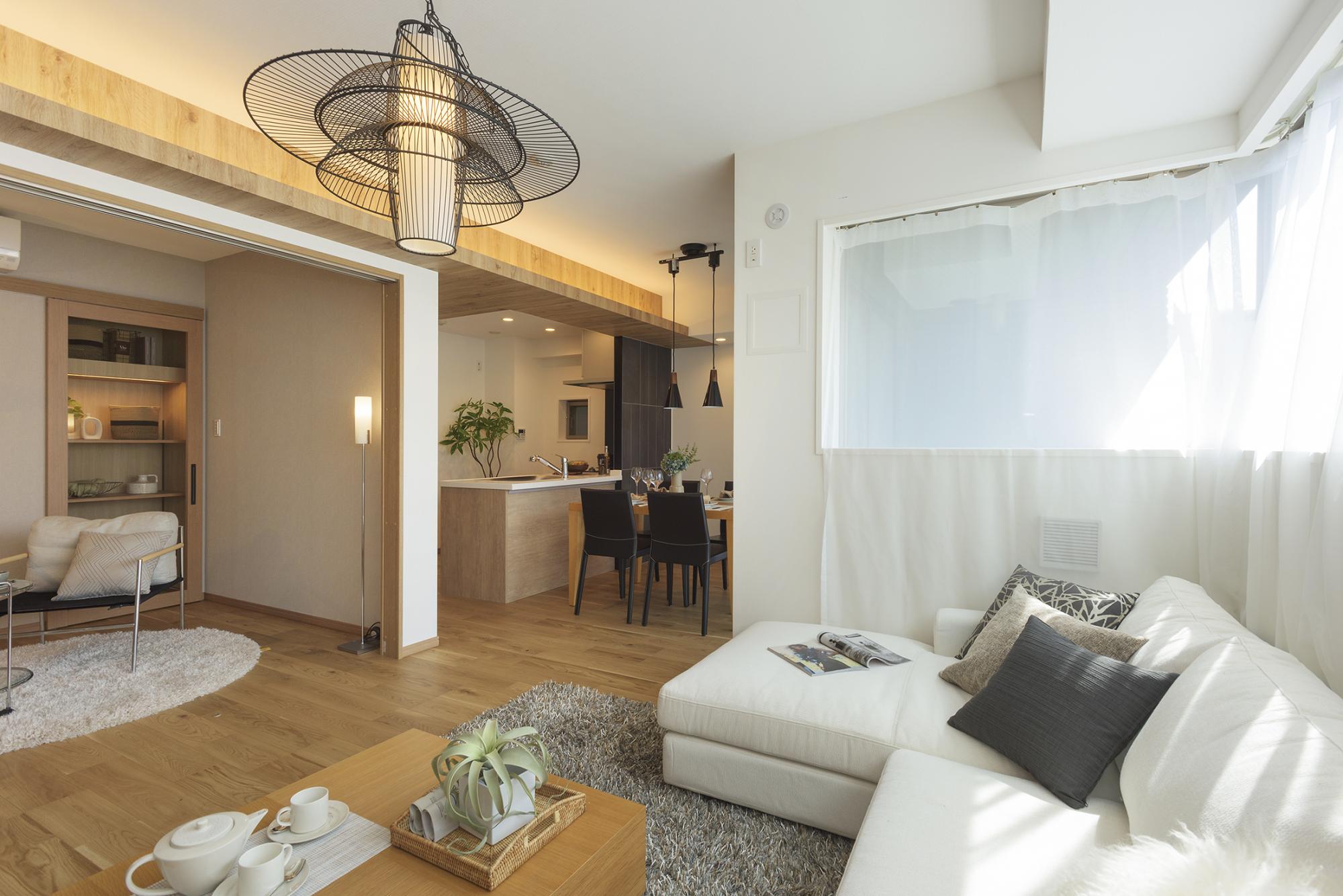 「オーク材が主役のナチュラルウッド空間」のリビングダイニング