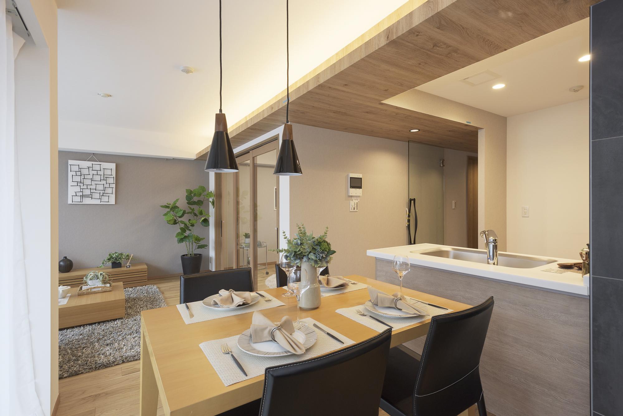 「オーク材が主役のナチュラルウッド空間」のリビングダイニング