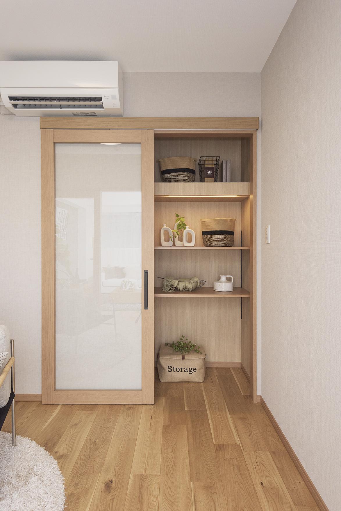 「オーク材が主役のナチュラルウッド空間」の収納・クローゼット