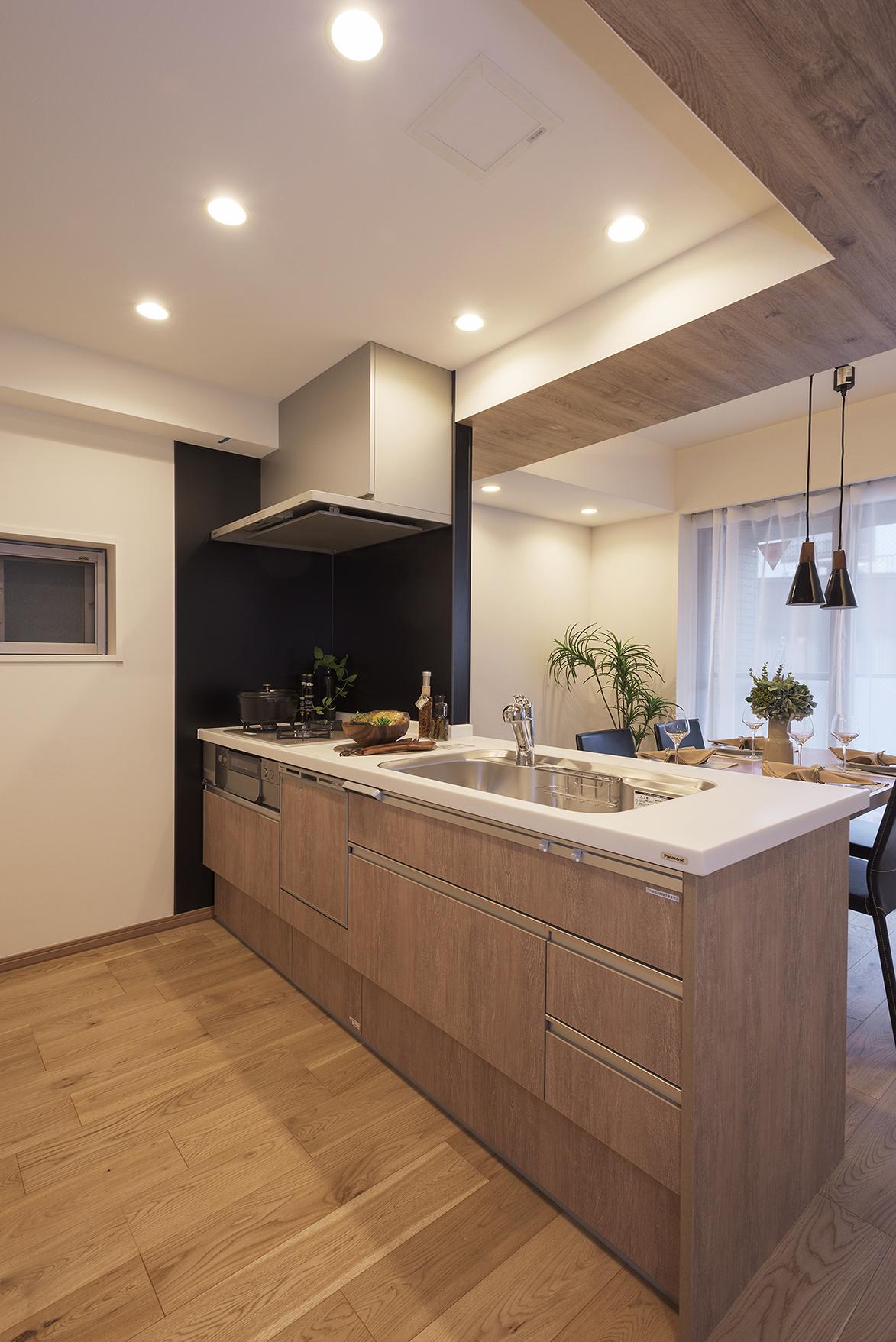 「オーク材が主役のナチュラルウッド空間」のキッチン