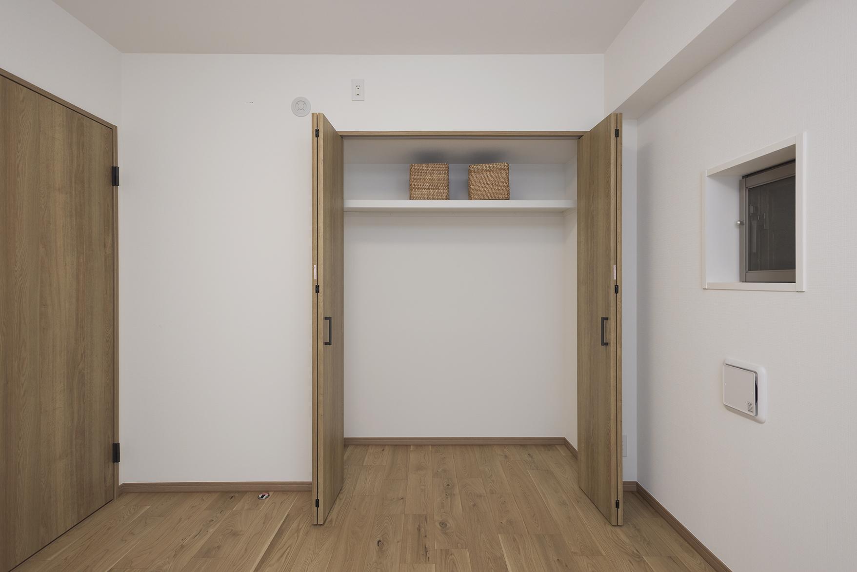 「オーク材が主役のナチュラルウッド空間」の収納・クローゼット