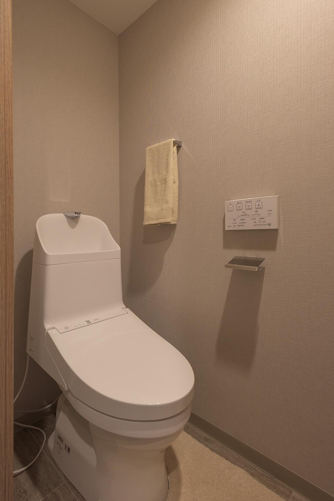 「オーク材が主役のナチュラルウッド空間」のお風呂・洗面所・トイレ