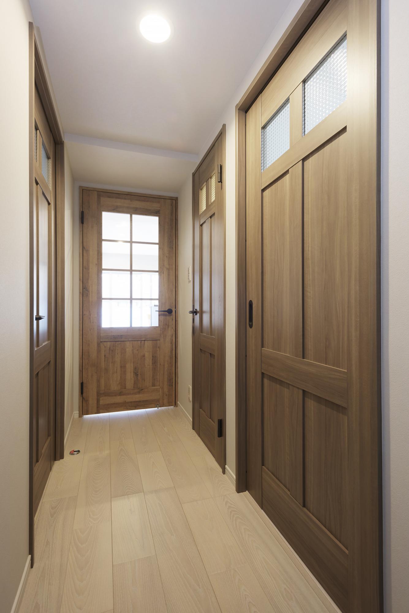 「室内窓のある生活」の玄関・土間