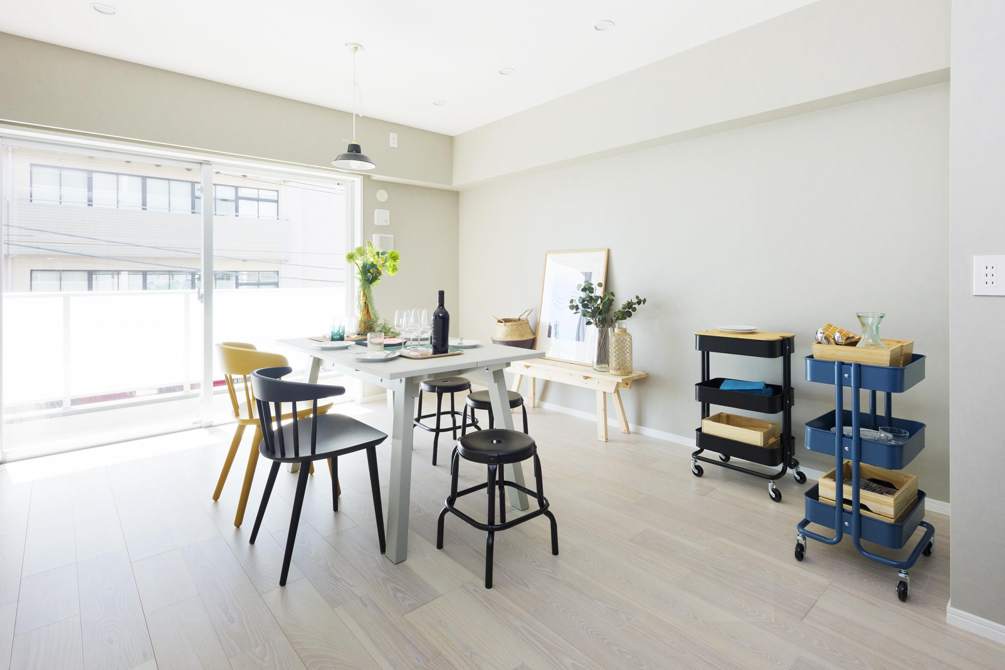 「室内窓のある生活」のリビングダイニング