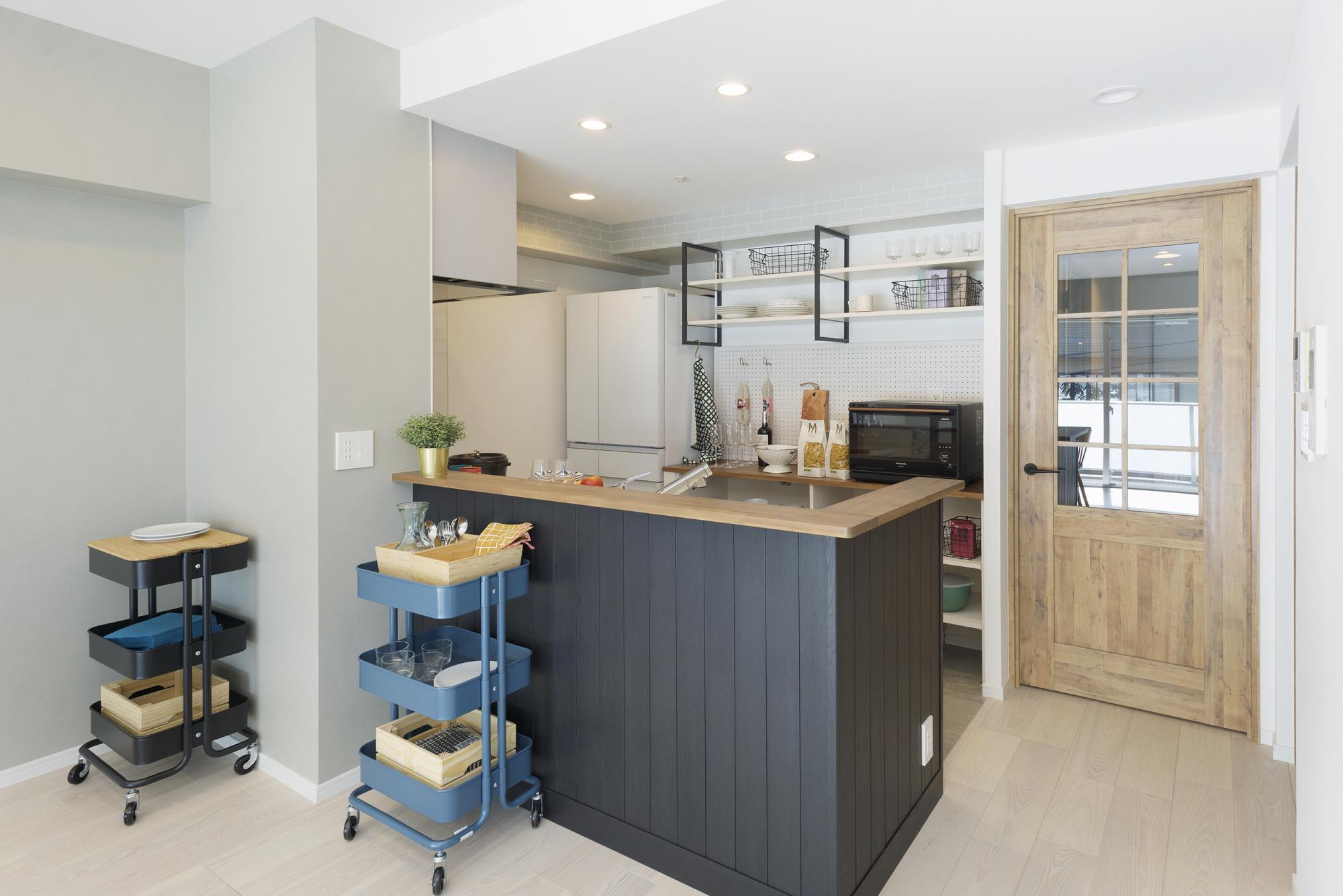 「室内窓のある生活」のキッチン