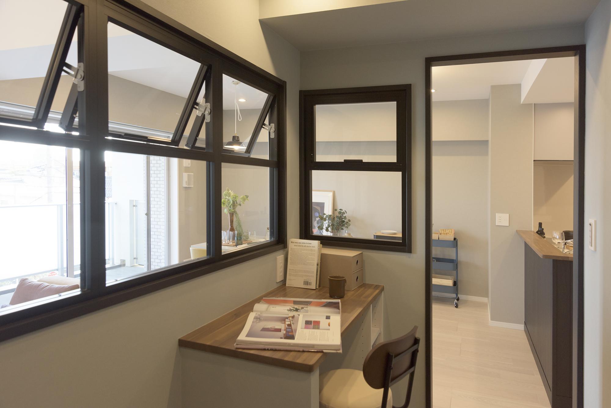 「室内窓のある生活」の書斎