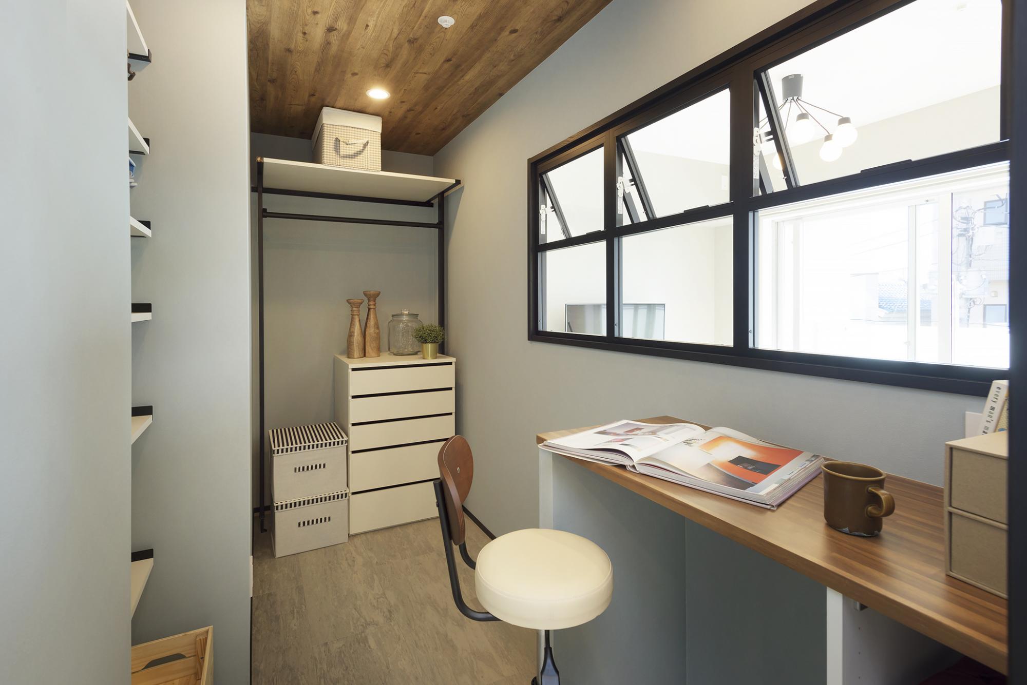 「室内窓のある生活」の書斎