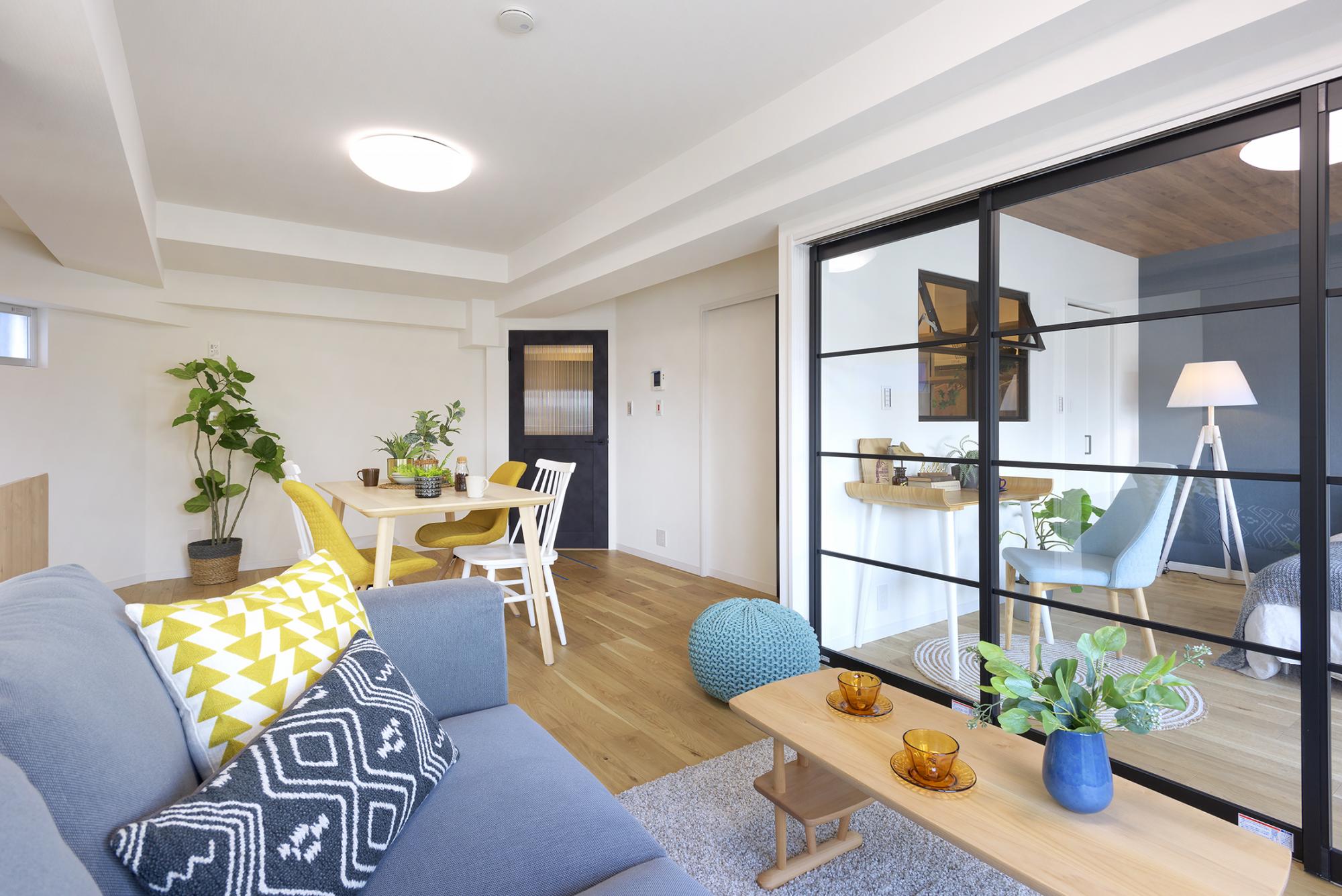 隣接する居室との間はガラス建具で仕切ることで、空間に奥行きと開放感をもたせています