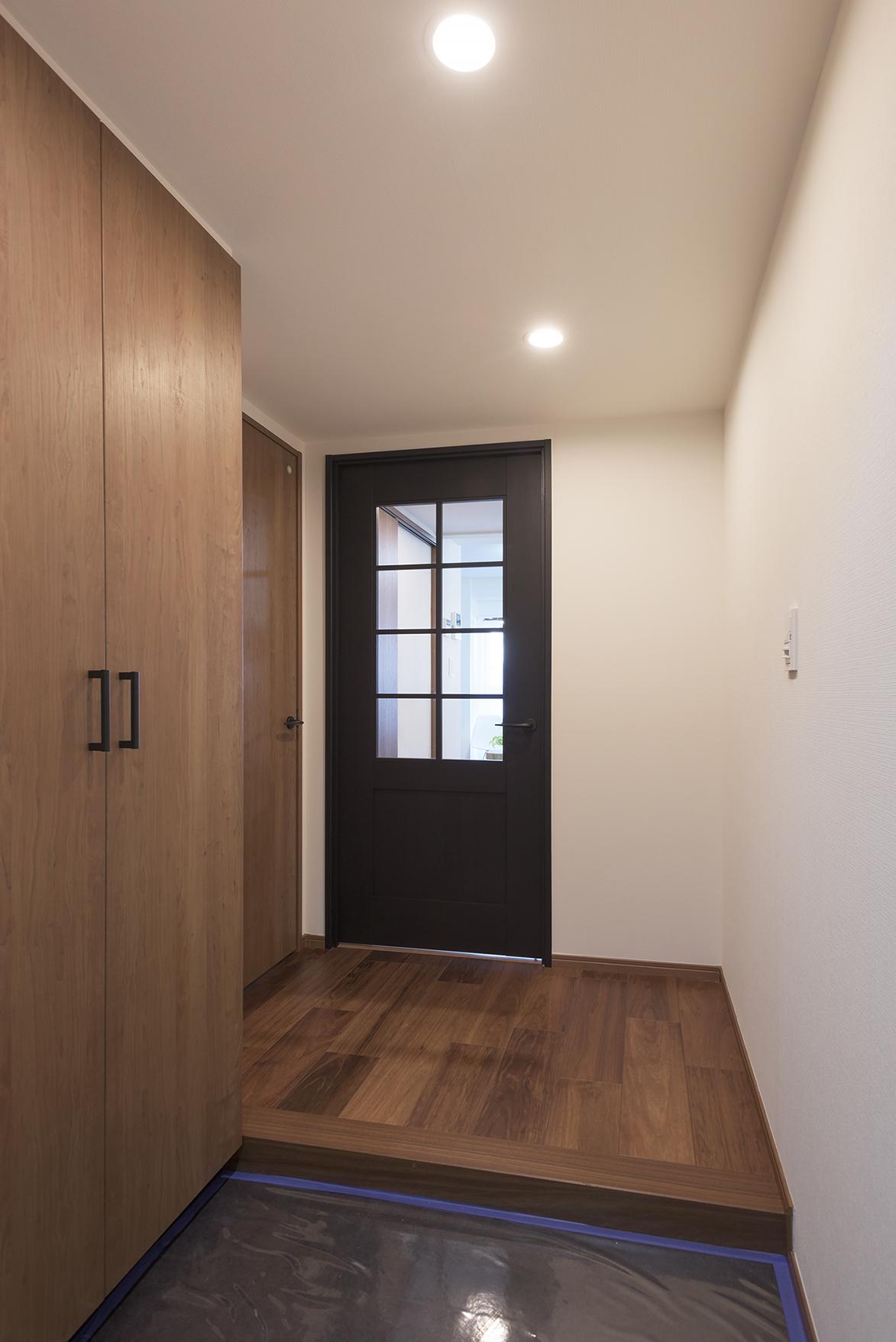 「住戸の中心で家族をつなぐ」の玄関・土間