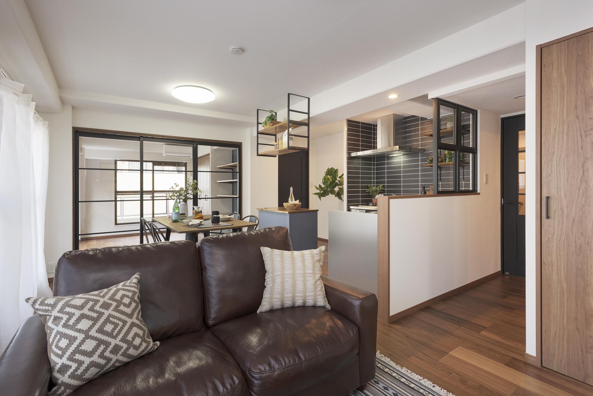 「住戸の中心で家族をつなぐ」のリビングダイニング