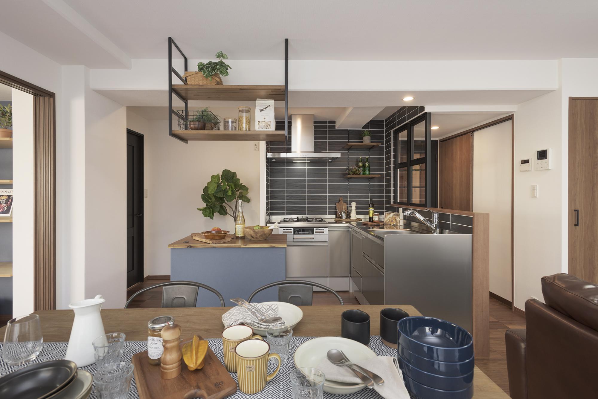 「住戸の中心で家族をつなぐ」のキッチン