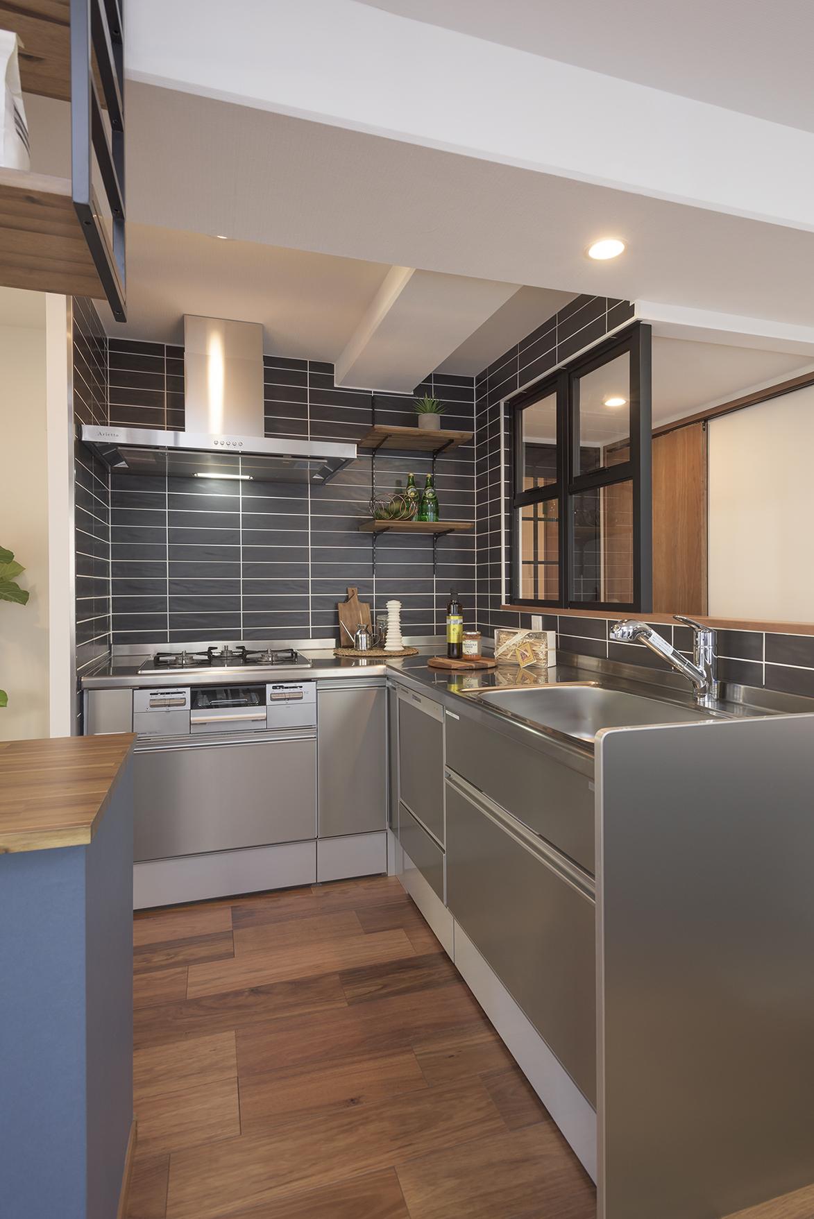 「住戸の中心で家族をつなぐ」のキッチン