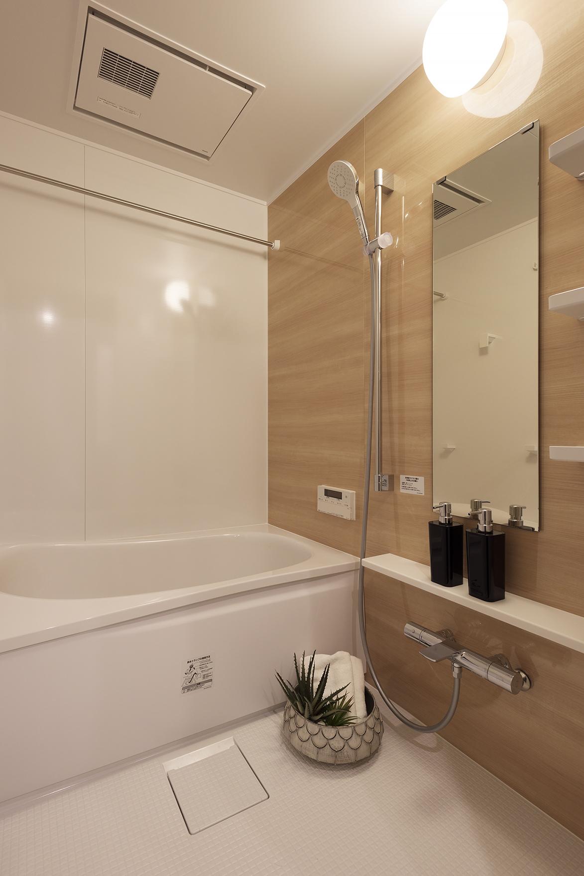 「住戸の中心で家族をつなぐ」のお風呂・洗面所・トイレ