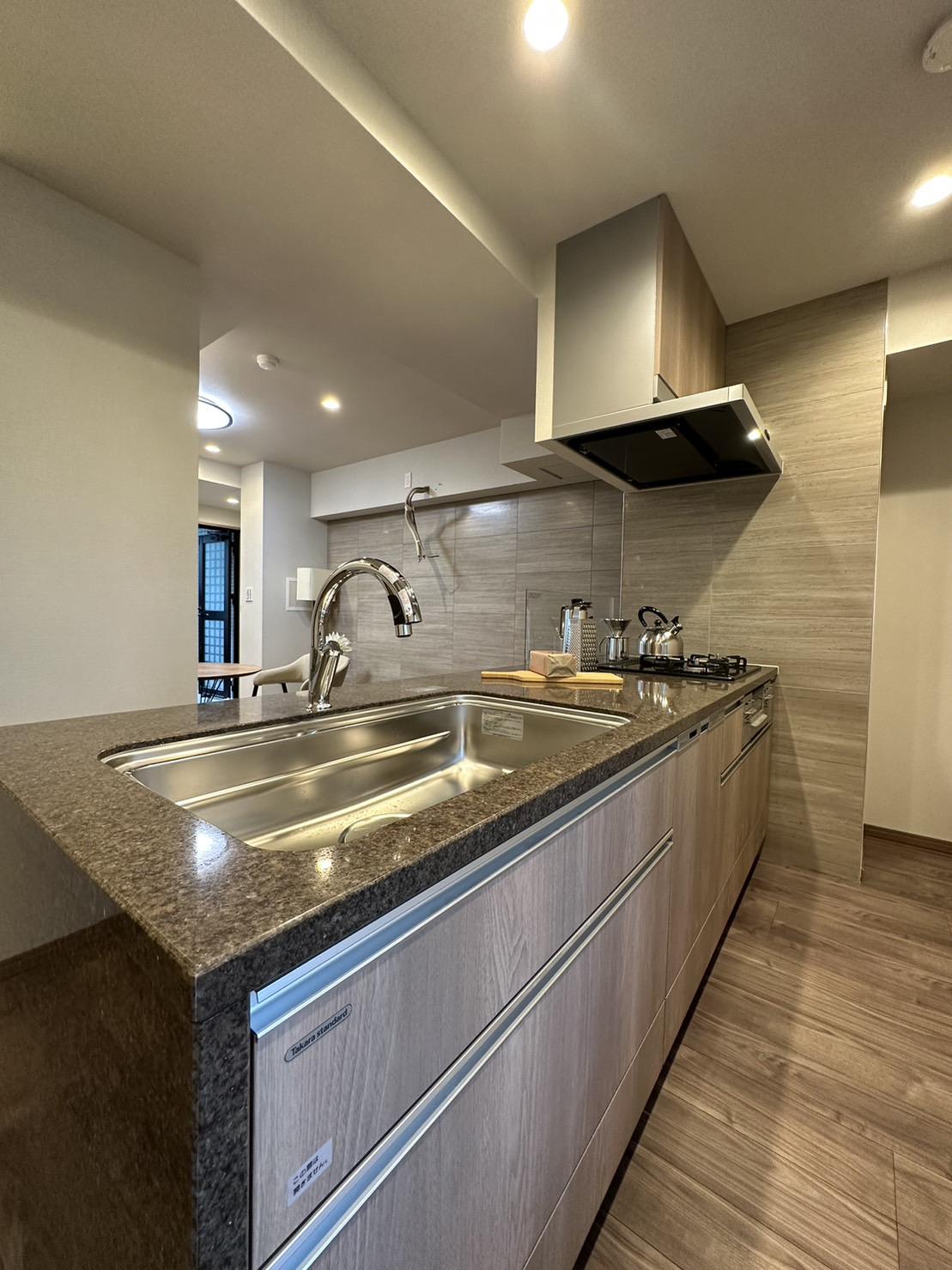 キッチンは、主に「オフェリア」を採用。2550㎜以上のキッチンを使うことが多いです。I型・アイランド型・L型など、御家族の好みをお伺いし、ご提案。