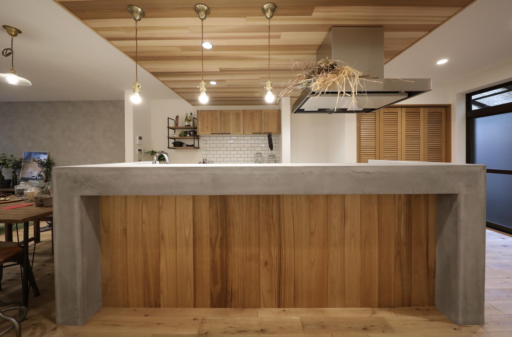 「温もりとモダニズムの融合：スタイリッシュなキッチンデザイン」のキッチン