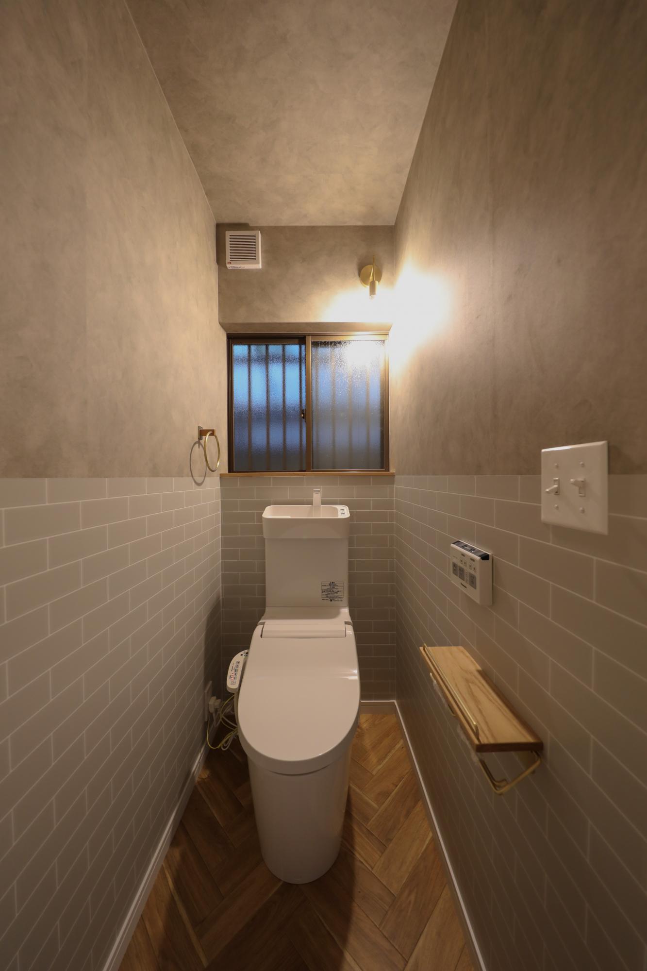 「洗練されたシンプルさ：モダンなトイレデザイン」のお風呂・洗面所・トイレ