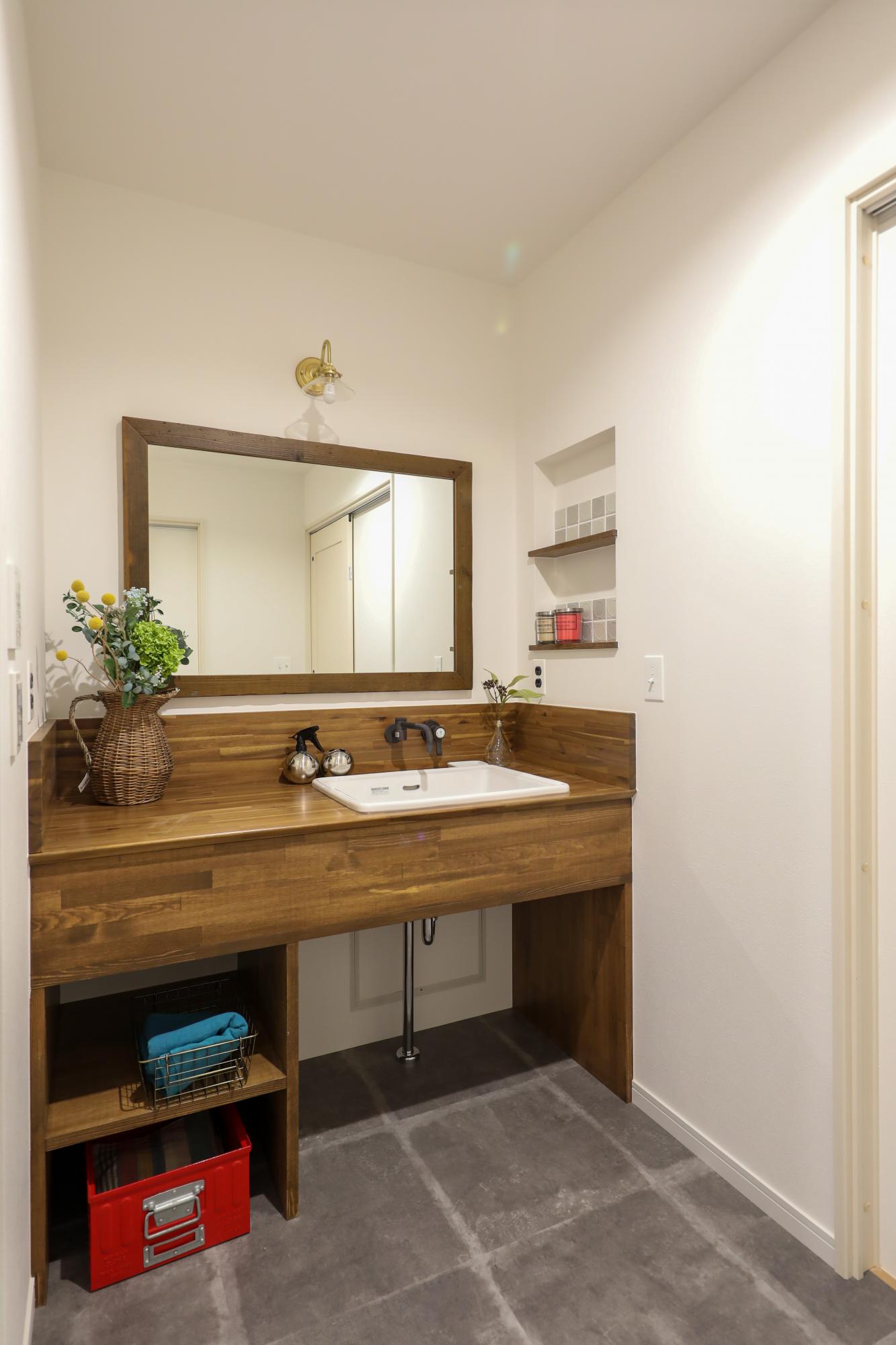 「自然のぬくもりを感じるサニタリールーム」のお風呂・洗面所・トイレ