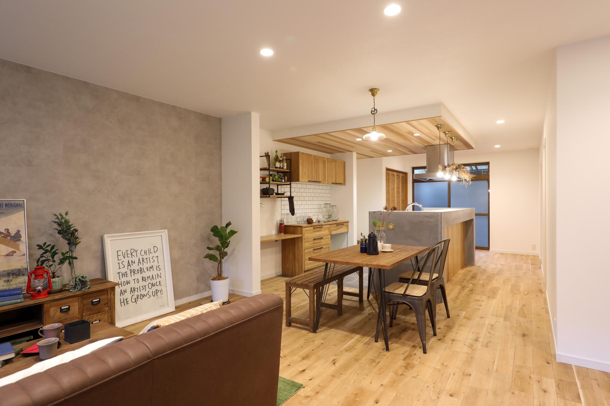 「モダンと自然の融合：ライフスタイルに寄り添うダイニング空間」のリビングダイニング